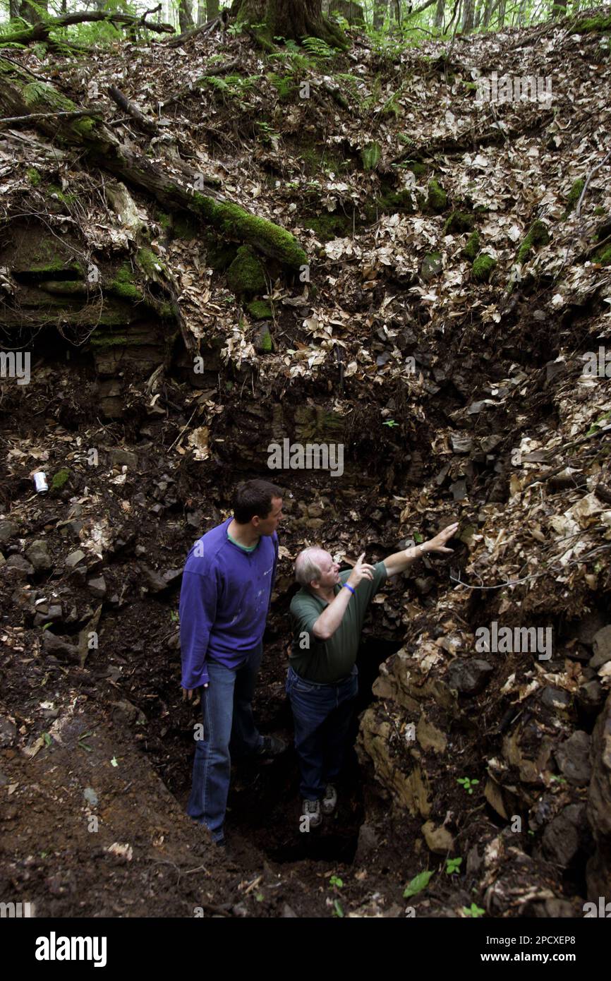 Christian Lyon, 36, who has the blessing of James Mitchell's family and local officials to recover his body, stands on Thursday, June 22, 2006, in Dolgeville, N.Y, at the mouth of the cave where forty-one years ago, rescuers, including his father Bruce Lyon, right, couldn't get the body of Mitchell out of the cave where he died. (AP Photo/ Jim McKnight) Banque D'Images