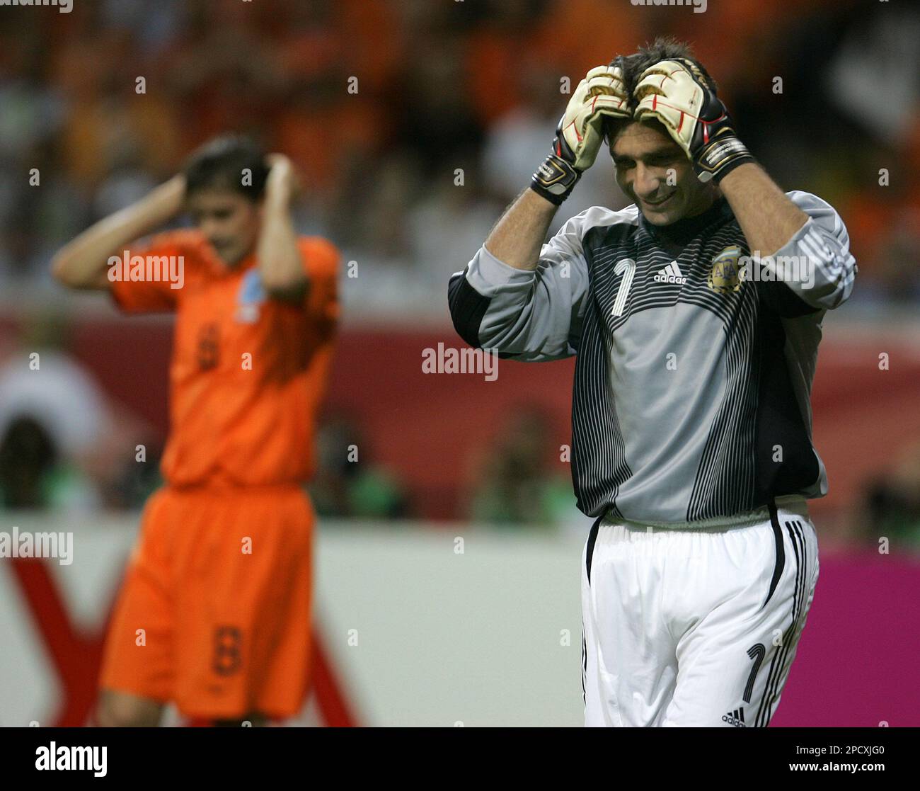 Argentina's goalkeeper Roberto Abbondanzieri, right, the Netherlands' Phillip Cocu react during the World Cup Group C soccer match between the Netherlands and Argentina in the World Cup stadium in Frankfurt, Germany, Wednesday, June 21, 2006. Other teams in Group C are Ivory Coast and Serbia and Montenegro. (AP Photo/Roberto Candia) ** MOBILE/PDA USAGE OUT ** Banque D'Images