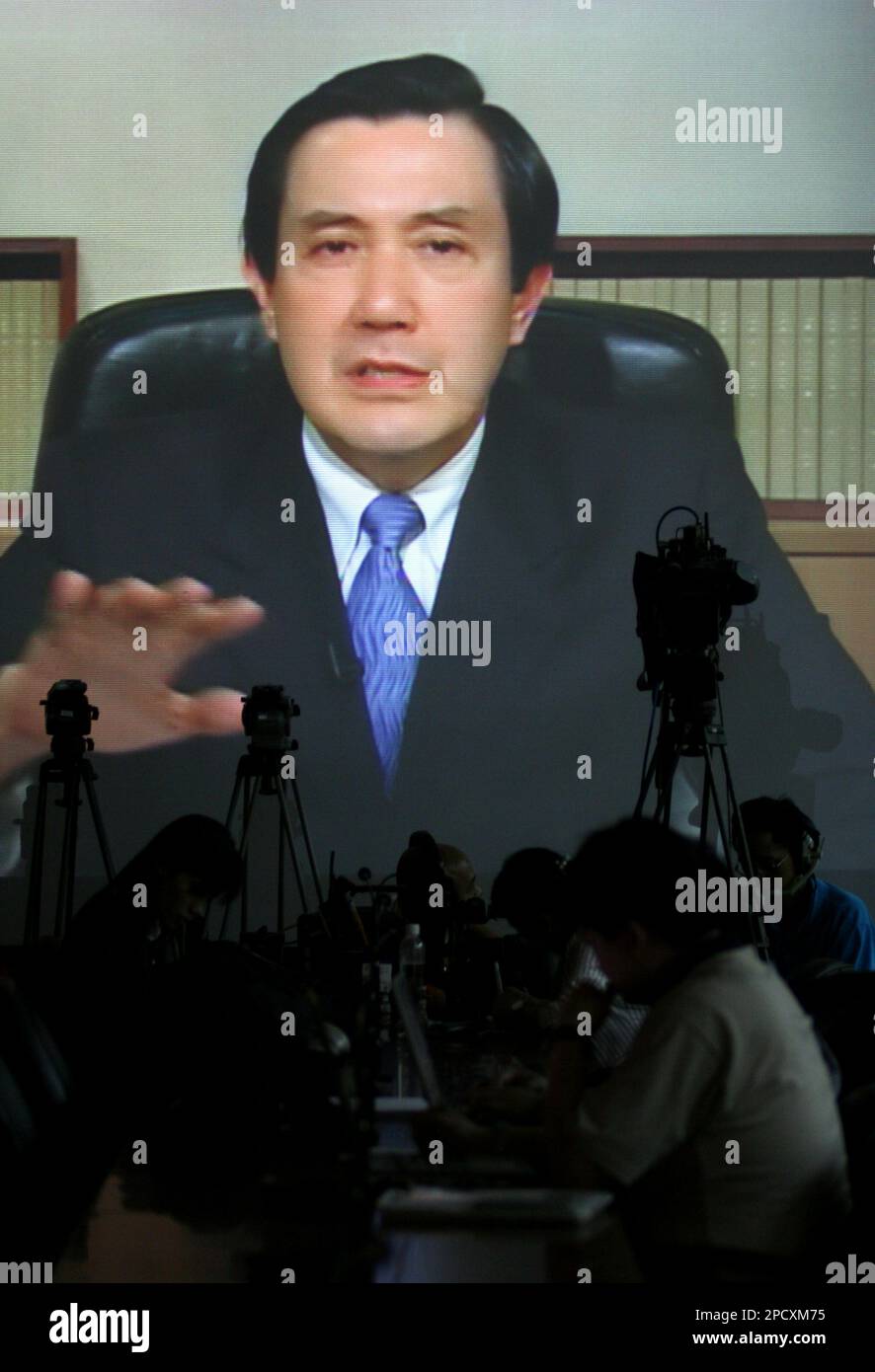Opposition Nationalist Party chairman and Taipei Mayor Ma Ying-jeou is seen on a screen at the party headquarters making a national appeal for the ouster of embattled President Chen Shui-bian, Wednesday, June 21, in Taipei, Taiwan. Lawmakers in Taiwan's ruling party boycotted the start of a debate Wednesday on a proposal to hold a referendum on ousting President Chen Shui-bian because of alleged family corruption and incompetence. (AP Photo) Banque D'Images