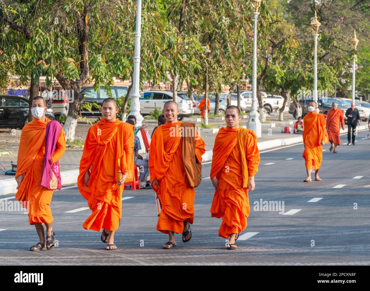 Buddhist monks wearing orange robes Banque de photographies et d'images à  haute résolution - Alamy