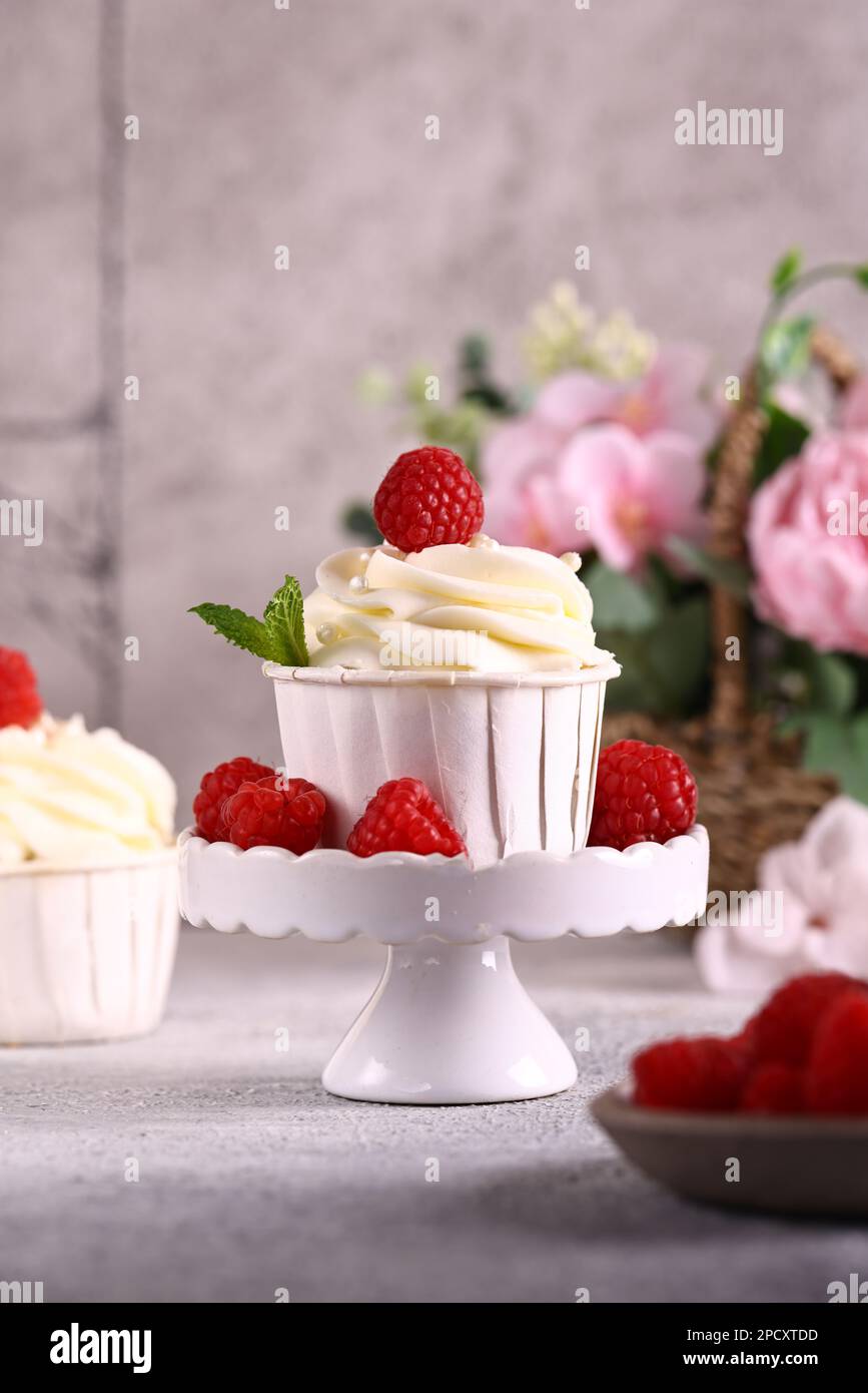 petit gâteau frais au dessert avec crème à la vanille Banque D'Images
