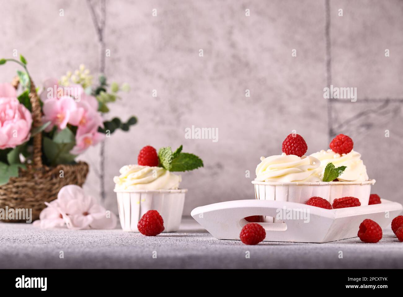 petit gâteau frais au dessert avec crème à la vanille Banque D'Images