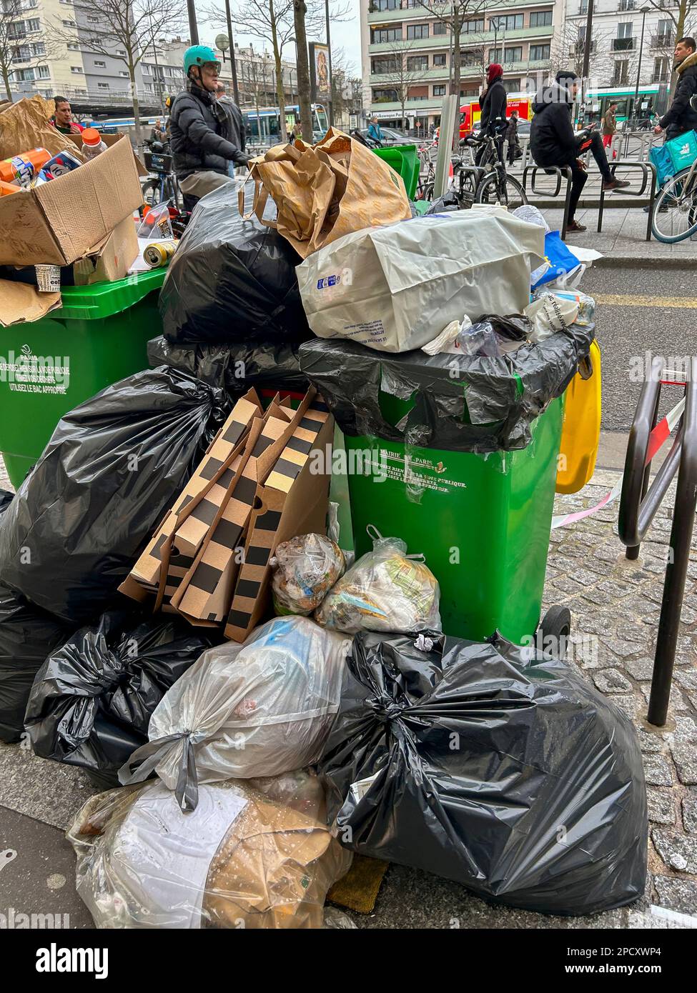 Paris, France, scène de rue, Centre-ville, déchets empilés, pendant la grève des travailleurs de l'assainissement, l'hygiène française Banque D'Images