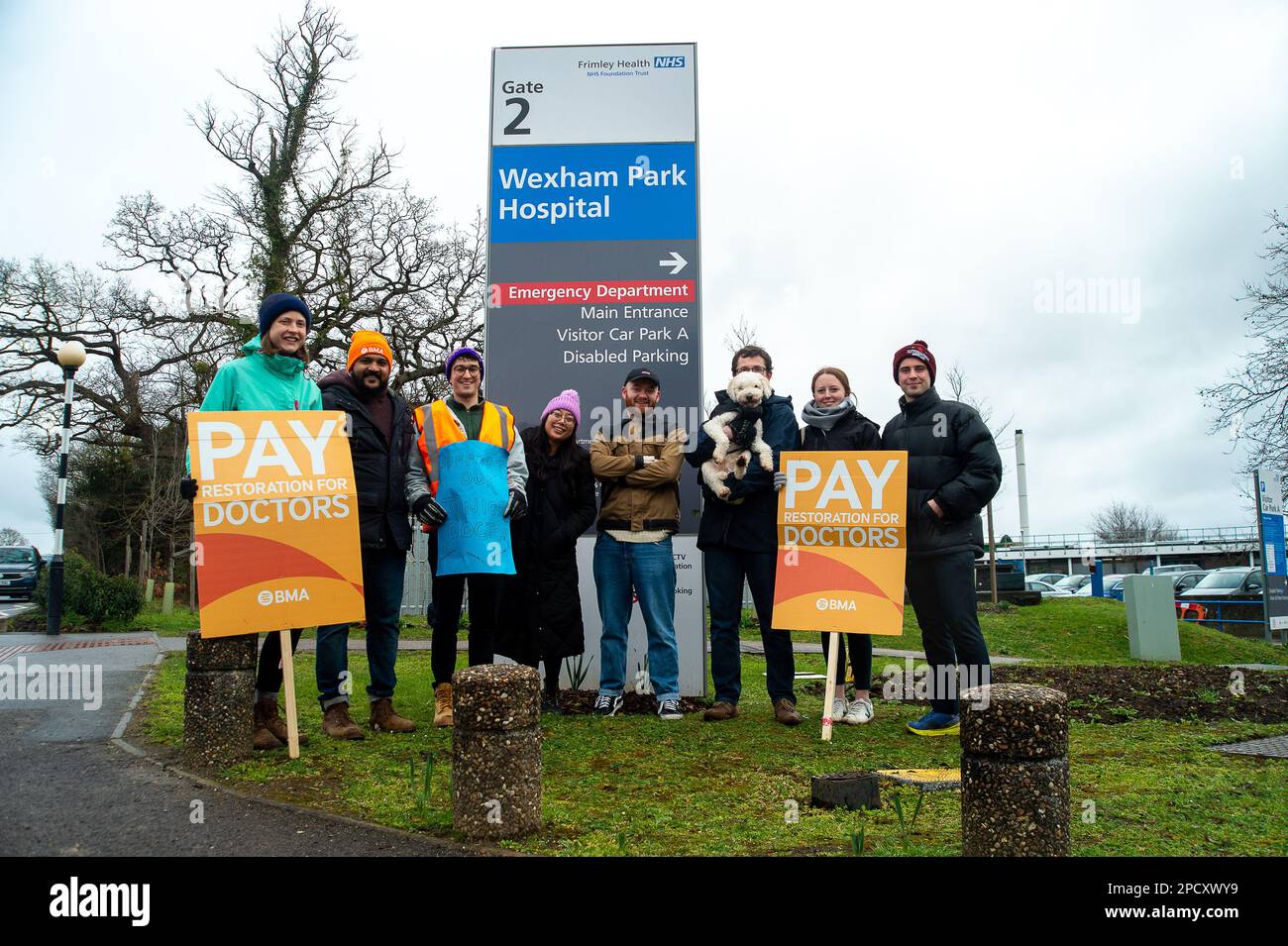 Slough, Berkshire, Royaume-Uni. 14th mars 2023. Les jeunes médecins picketing à l'extérieur de l'hôpital de Withm Park à Slough Berkshire le deuxième jour de la grève de 72 heures des jeunes médecins sur la paie, les pensions et les conditions de travail. Les consultants et les médecins seniors devraient fournir une couverture, mais de nombreux rendez-vous d'hôpital prévus sont annulés dans toute l'Angleterre. Crédit : Maureen McLean/Alay Live News Banque D'Images