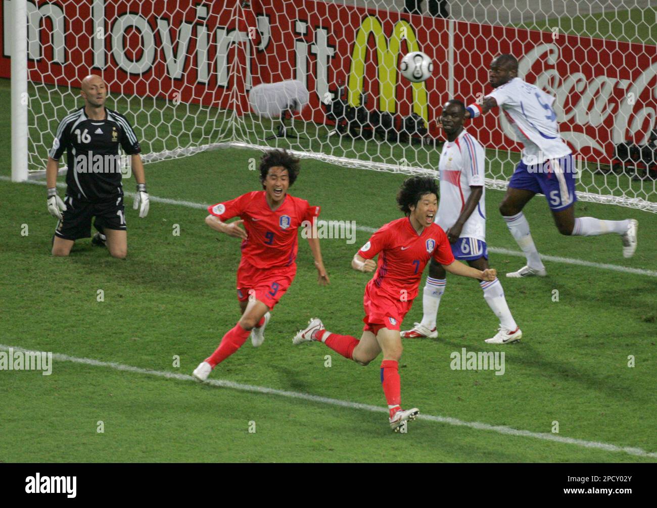 South Korea's Park Ji-Sung (7) and Ahn Jung-Hwan (9) celebrate after Park Ji-Sung scored in the second half during the France v South Korea Group G World Cup soccer match at the Central Stadium, Leipzig, Germany, Sunday, June 18, 2006. France goalie Fabien Barthez (16), Claude Makelele (6), and William Gallas (5) look on. The game ended in a 1-1 draw. The other teams in Group G are Switzerland and Togo. (AP Photo/Eckehard Schulz) ** MOBILE/PDA USAGE OUT ** Banque D'Images
