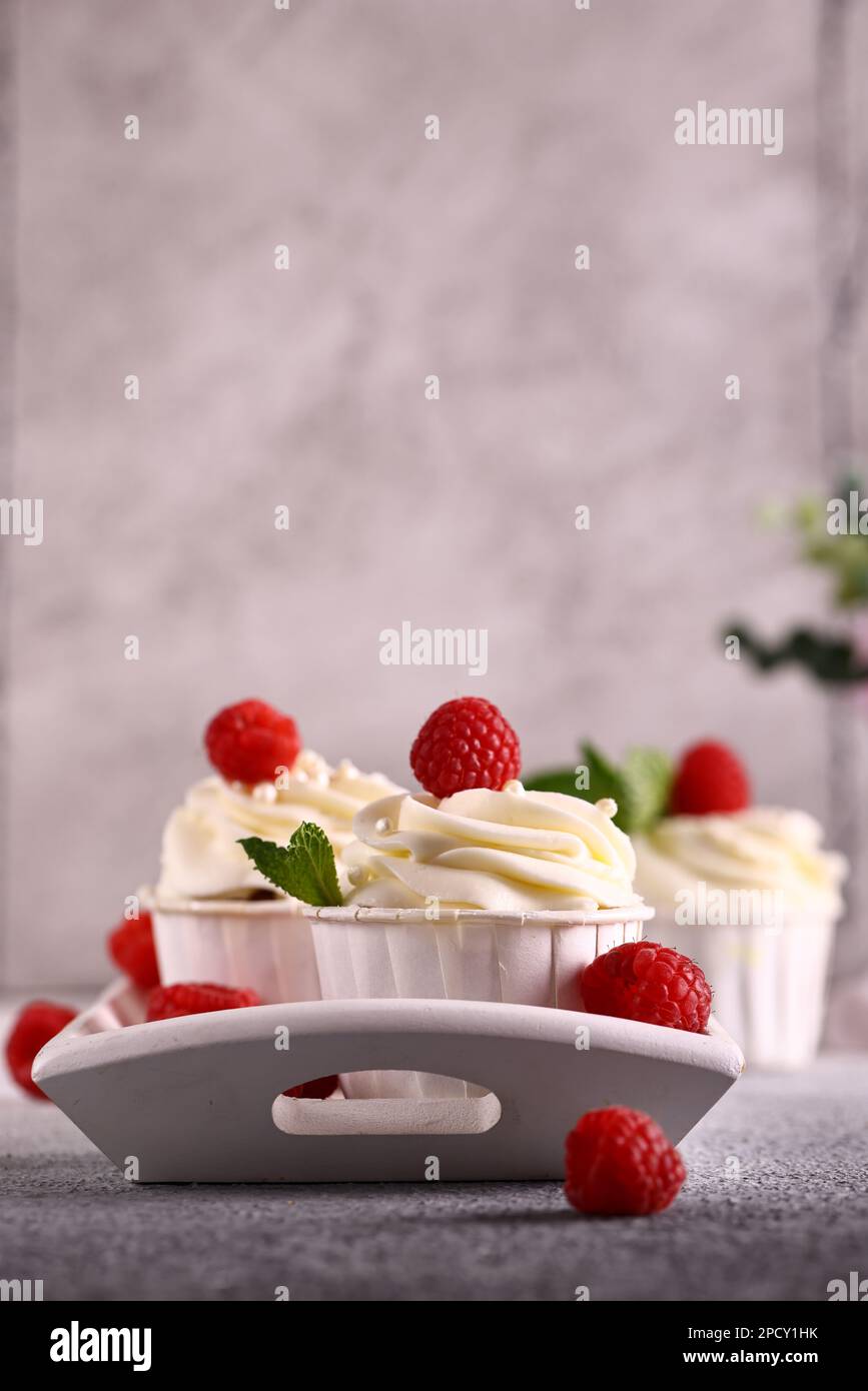 petit gâteau frais au dessert avec crème à la vanille Banque D'Images