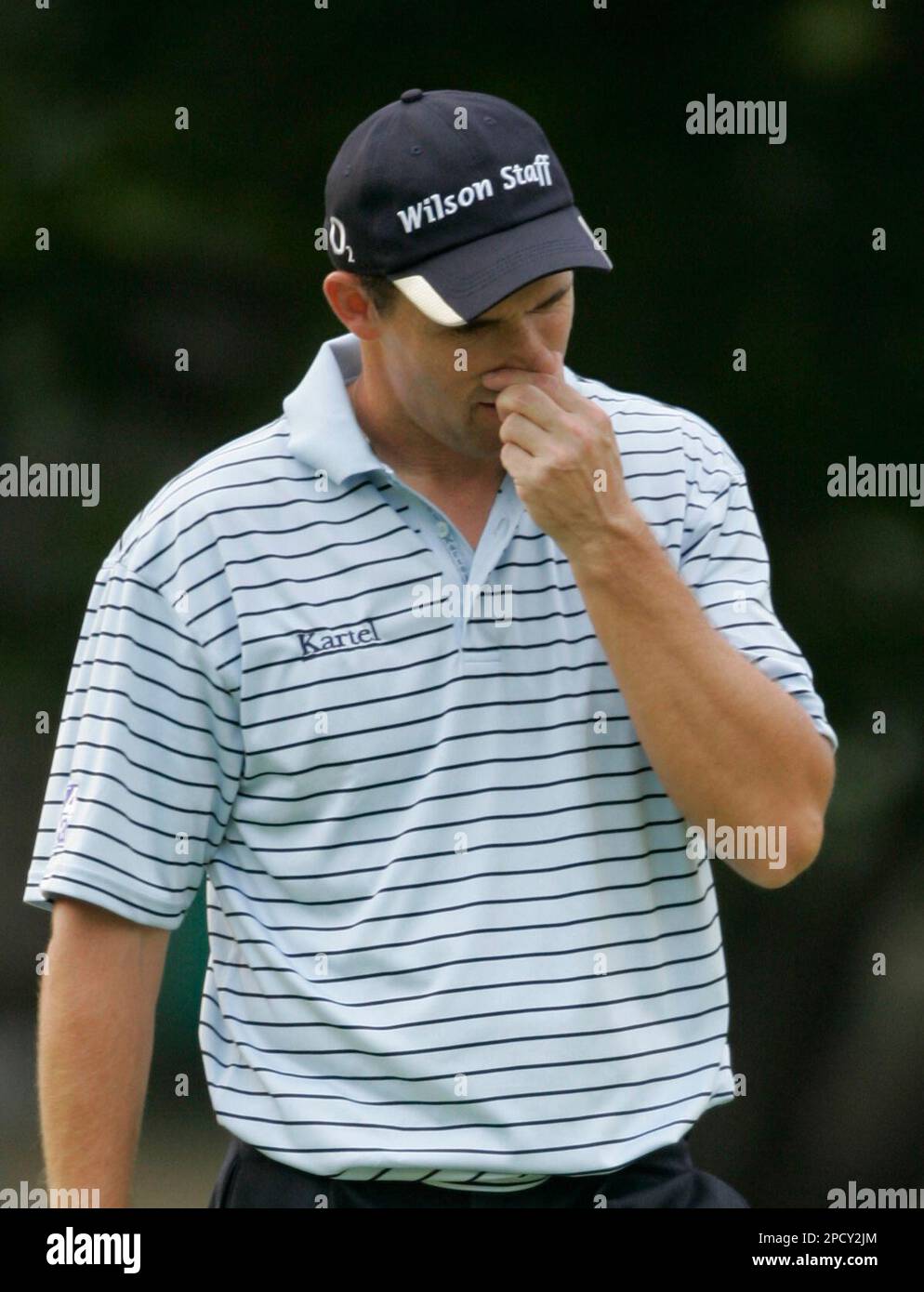 Padraig Harrington, of Ireland, walks off the 18th green after making a triple bogey on the hole during the third round of the U.S. Open at Winged Foot Golf Club on Saturday, June 17, 2006, in Mamaroneck, N.Y. (AP Photo/Morry Gash) Banque D'Images