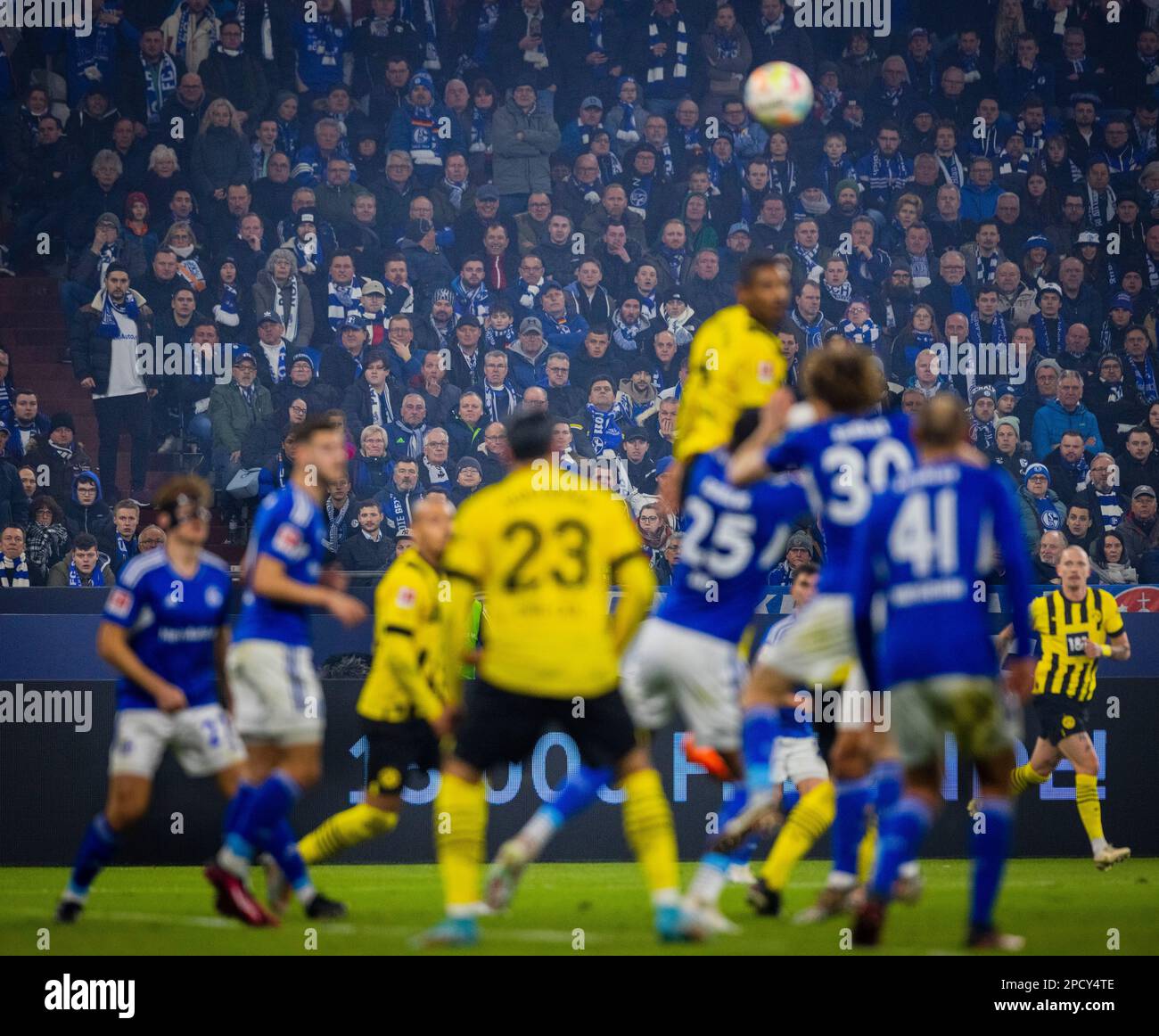 Gelsenkirchen, Allemagne. 11th mars 2023. Fans gucken Derby FC Schalke 04 - Borussia Dortmund 11.03.2023 Copyright (nur für journalistische Zwecke) b Banque D'Images