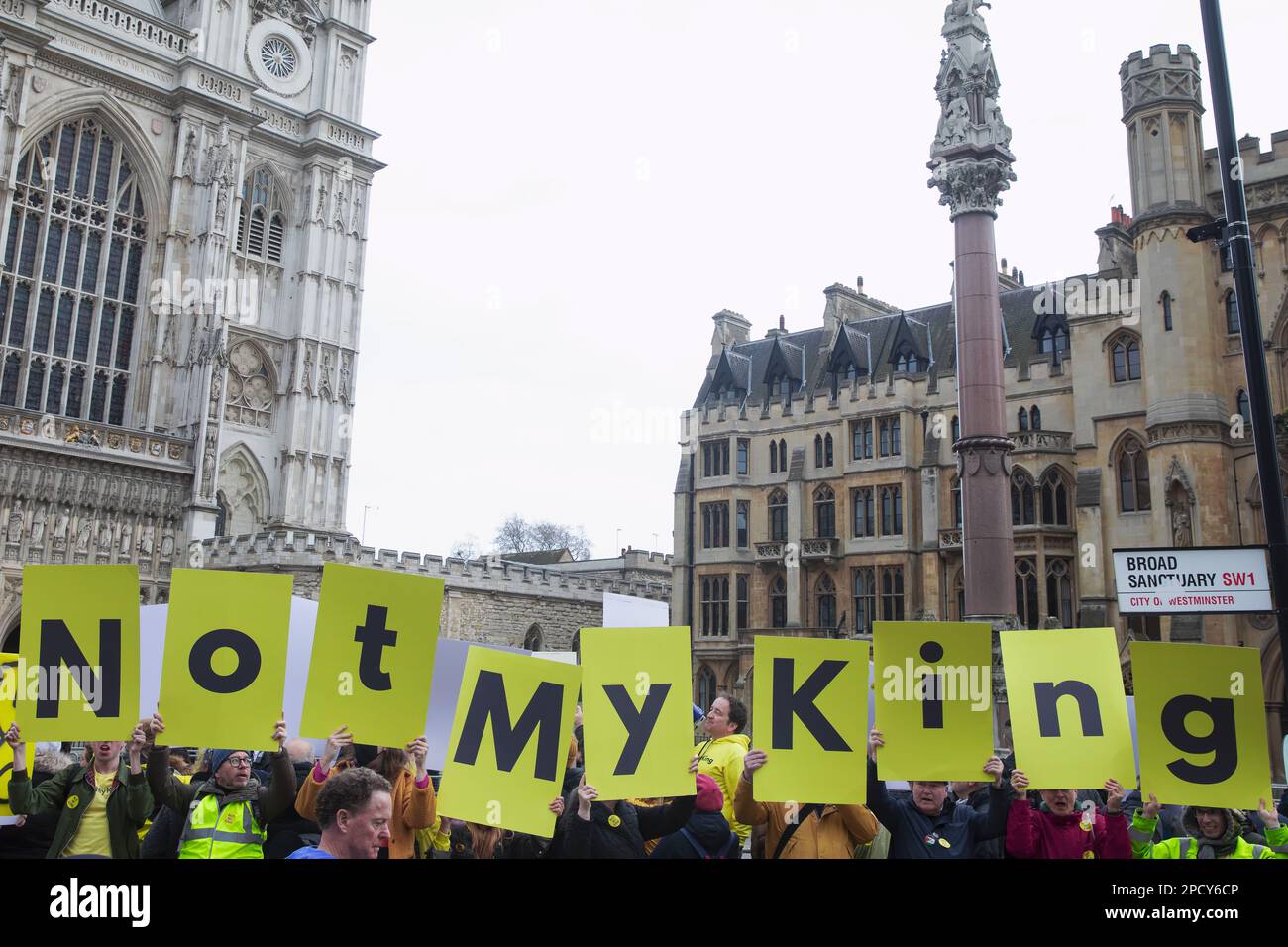 Londres, Royaume-Uni. 13th mars 2023. Les anti-monarchistes de la République protestent en face de l'abbaye de Westminster où le roi Charles III assistait à un service de la Journée du Commonwealth. Republic est un groupe de pression républicain britannique qui préconise le remplacement du monarque du Royaume-Uni par un chef d'État non politique élu à une position cérémonielle ou constitutionnelle. Crédit : Mark Kerrison/Alamy Live News Banque D'Images