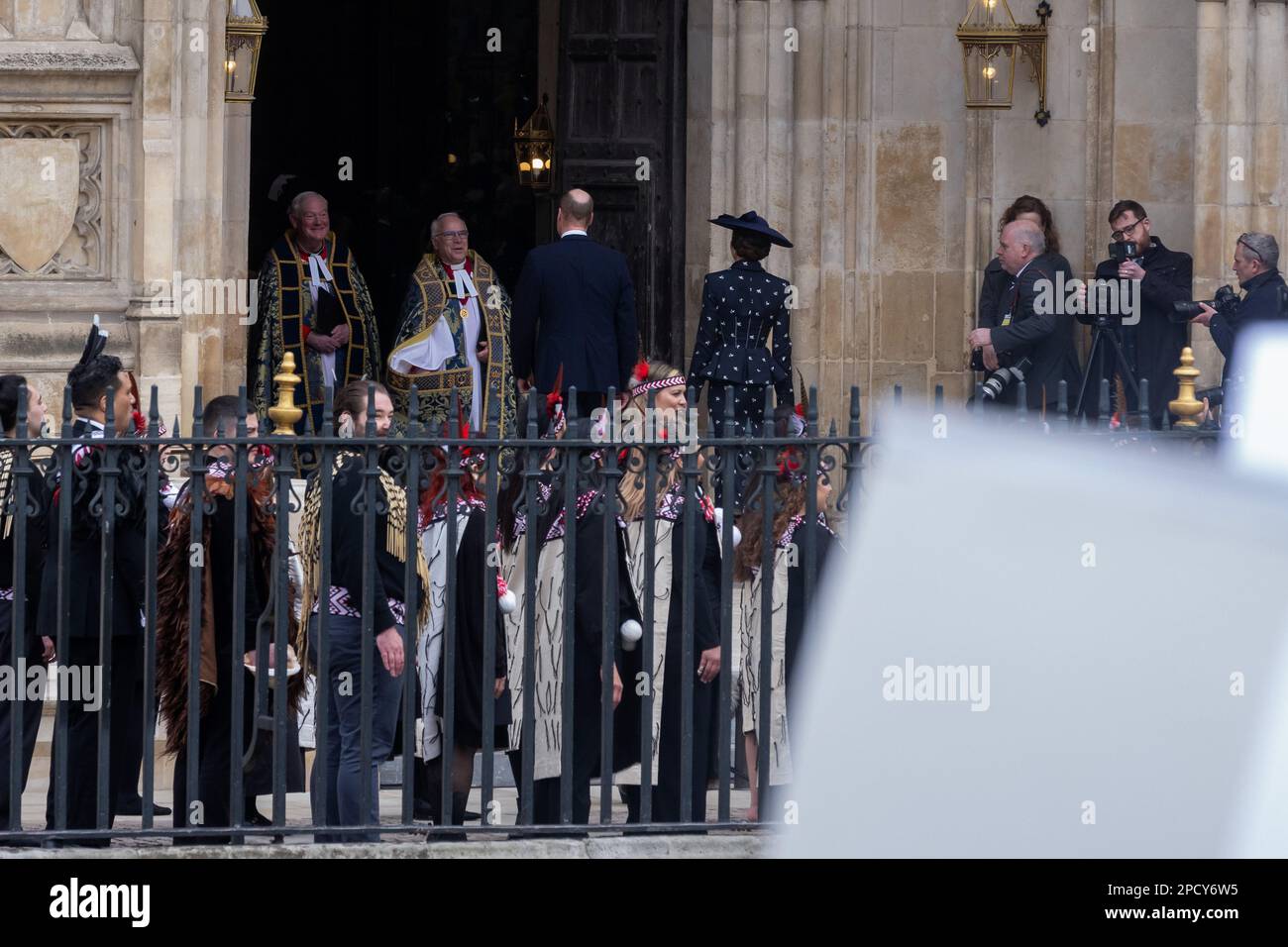 Londres, Royaume-Uni. 13th mars 2023. L'arrivée du prince et de la princesse de Galles pour un service de la Journée du Commonwealth à l'abbaye de Westminster auquel assisteront également le roi Charles III est vue de derrière une protestation des anti-monarchistes de la République. Republic est un groupe de pression républicain britannique qui préconise le remplacement du monarque du Royaume-Uni par un chef d'État non politique élu à une position cérémonielle ou constitutionnelle. Crédit : Mark Kerrison/Alamy Live News Banque D'Images