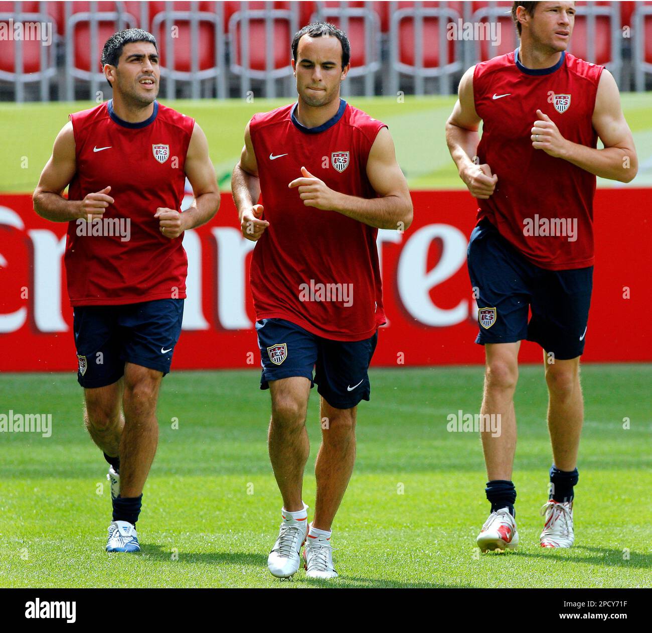 United States captain Claudio Reyna, left, midfielder Landon Donovan, center, and forward Brian McBride jog on the pitch during a training session at the World Cup stadium in Kaiserslautern, Germany Friday, June 16, 2006. The U.S. team is preparing to face Italy in the 2006 World Cup soccer Saturday. Other teams in Group E are Ghana and Czech Republic. (AP Photo/Ivan Sekretarev) Banque D'Images