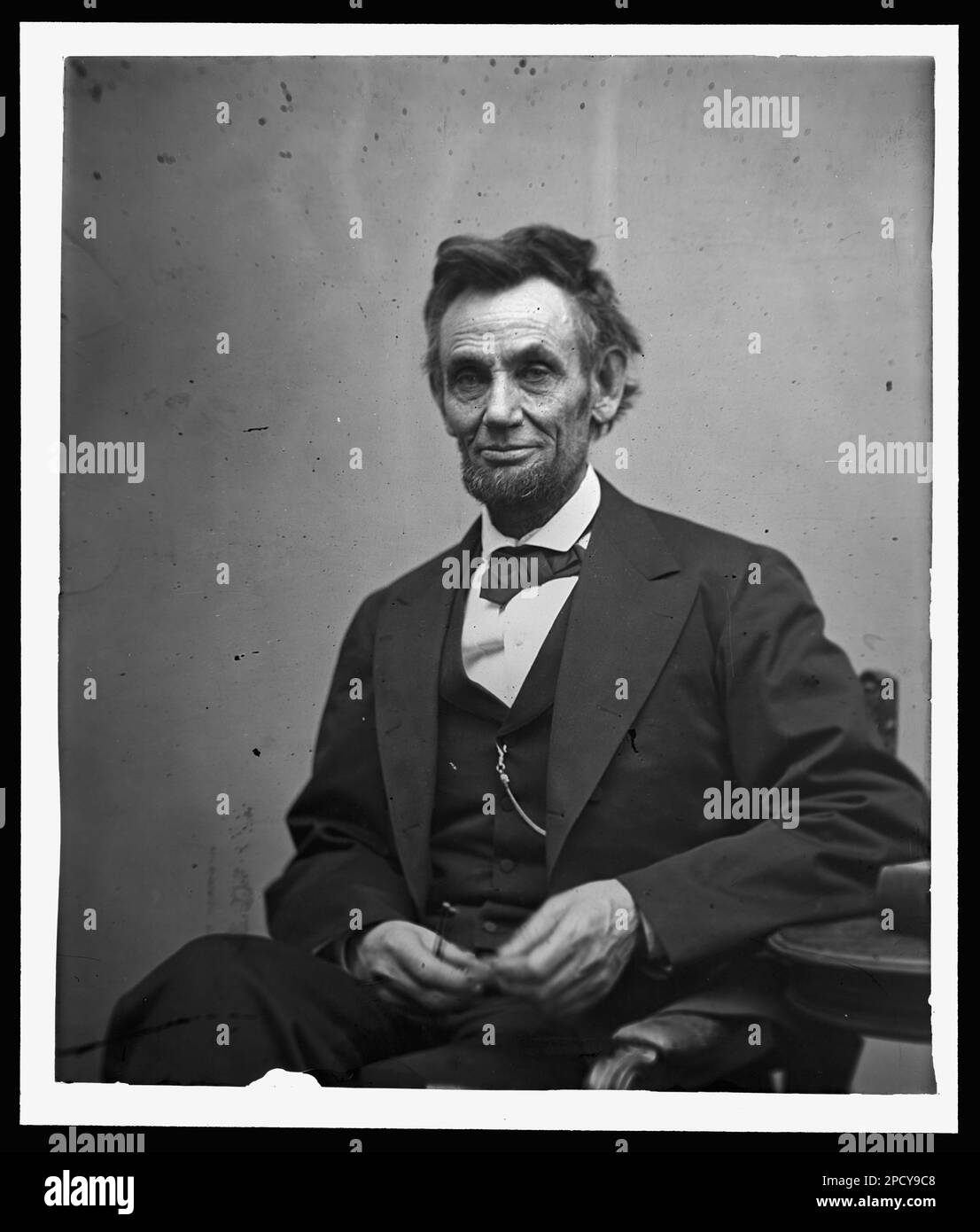 Abraham Lincoln, portrait de trois quarts de longueur, assis et tenant ses lunettes et un crayon. Photos de guerre civile, 1861-1865 , publié dans: Lincoln's Photographs: A Complete album / Lloyd Otendorf. Dayton, OH : Rockywood Press, 1998, p. 225, photos de la guerre de Sécession, 1861-1865. Lincoln, Abraham, 1809-1865, États-Unis, History, Guerre civile, 1861-1865. Banque D'Images