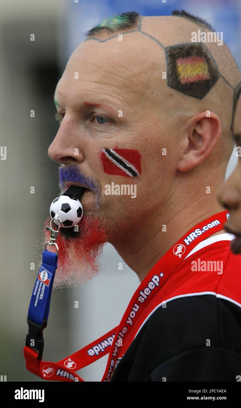 A Trinidad and Tobago fan looks on prior the World Cup Group B soccer match between England and Trinidad and Tobago in Nuremberg, Germany, Thursday, June 15, 2006. Other teams in the group are Paraguay and Sweden. (AP Photo/Ivan Sekretarev) ** MOBILE/PDA USAGE OUT ** Banque D'Images
