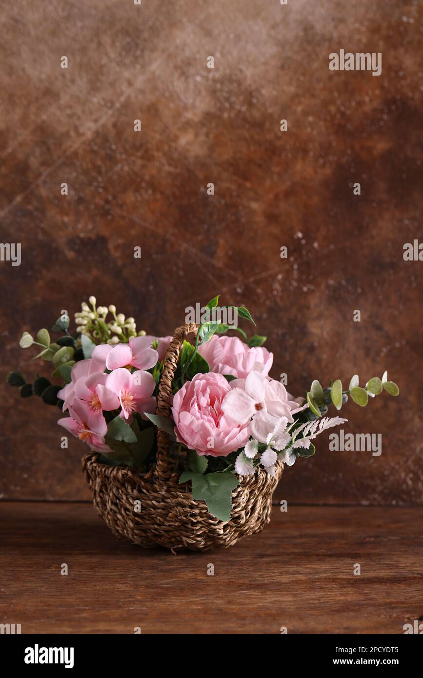 bouquet de fleurs dans un décor de panier en osier Banque D'Images