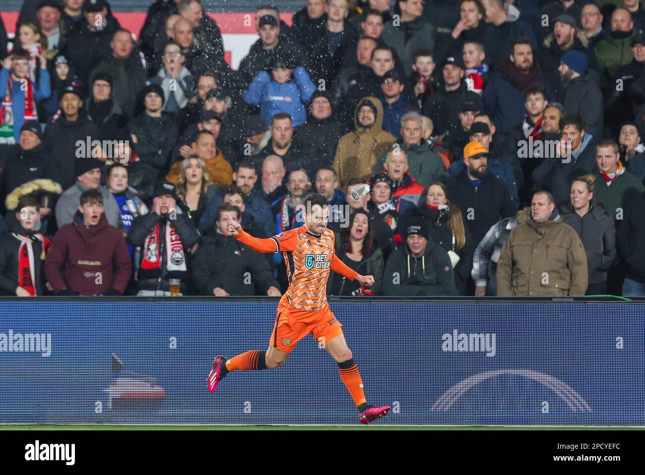 12-03-2023: Sport: Feyenoord contre Volendam ROTTERDAM, PAYS-BAS - MARS 12: Daryl van MIEGHEM (FC Volendam) marque le 0-1, célébrant pendant le tapis Banque D'Images