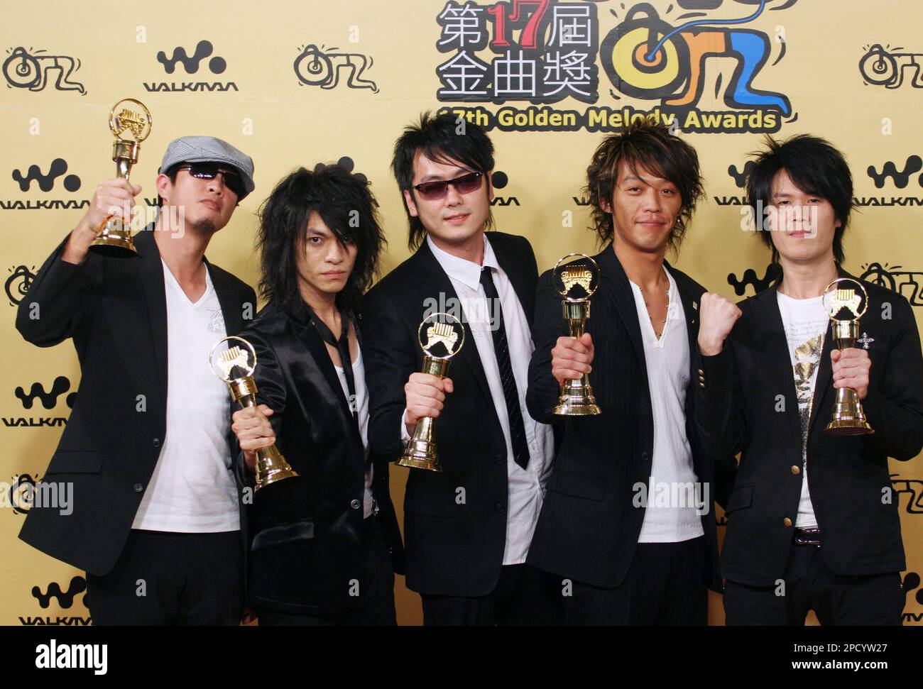 Members of the famed Taiwanese band "Chairman" display their awards for "Best Band" at the 17th Golden Melody Awards, Saturday, June 10, 2006, in Taipei, Taiwan. The band took the award for their album entitled "Looking For A New World" at this year's Golden Melody Awards, one of the Chinese-language music industry's biggest annual events. (AP Photo) Banque D'Images