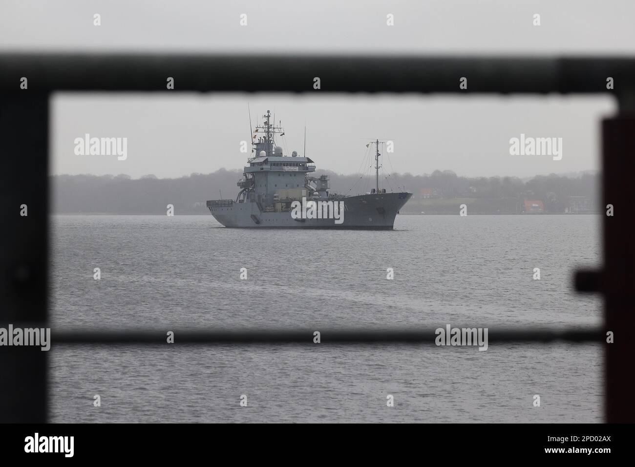 14 mars 2023, Schleswig-Holstein, Kiel: L'tendre 'Elbe' traverse le fjord intérieur. Le navire de ravitaillement est retourné au port naval de Kiel après un déploiement de cinq mois de l'OTAN en mer Égée. En raison du tremblement de terre en Turquie et en Syrie, l'équipage avait en outre appelé dans les ports d'Iskenderun et de Mersin en Turquie ces dernières semaines pour aider la population sur le terrain. Photo: Frank Molter/dpa Banque D'Images