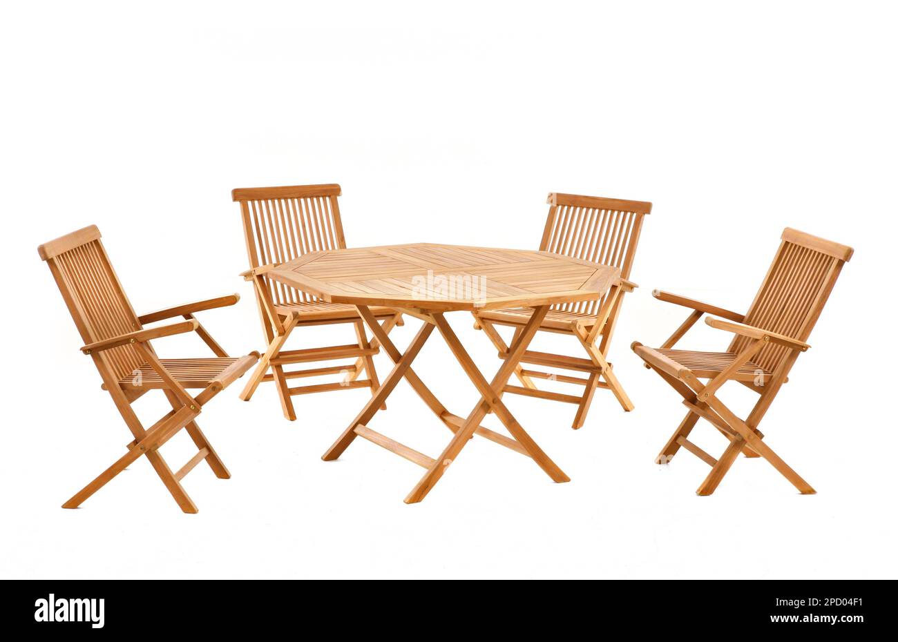 chaises en bois de teck et table isolées sur fond blanc Banque D'Images