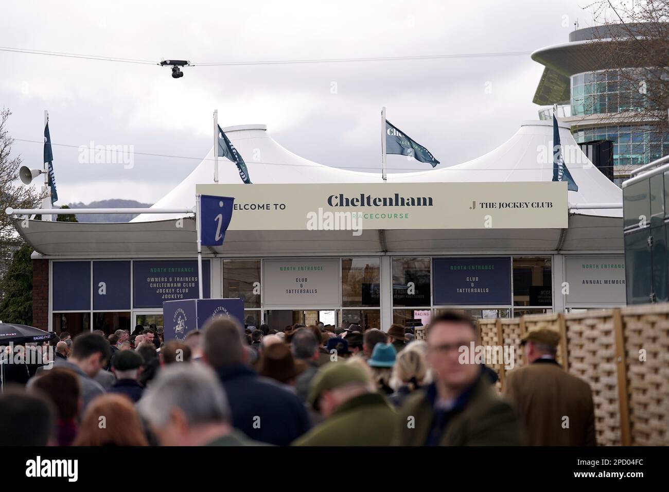 Les Racegoers arrivent le premier jour du Cheltenham Festival à l'hippodrome de Cheltenham. Date de la photo: Mardi 14 mars 2023. Banque D'Images