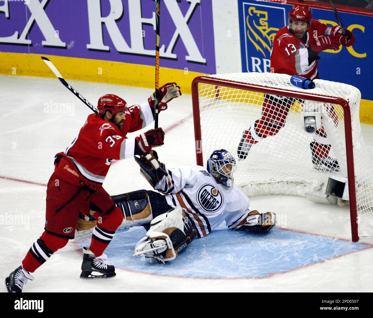 Carolina Hurricanes' Doug Weight, left, celebrates his third period goal on Edmonton Oilers goalie Jussi Markkanen, of Finland, in Game 2 of the NHL Stanley Cup finals hockey Wednesday, June 7, 2006 in Raleigh, N.C. (AP PHOTO/CP, Ryan Remiorz) Banque D'Images