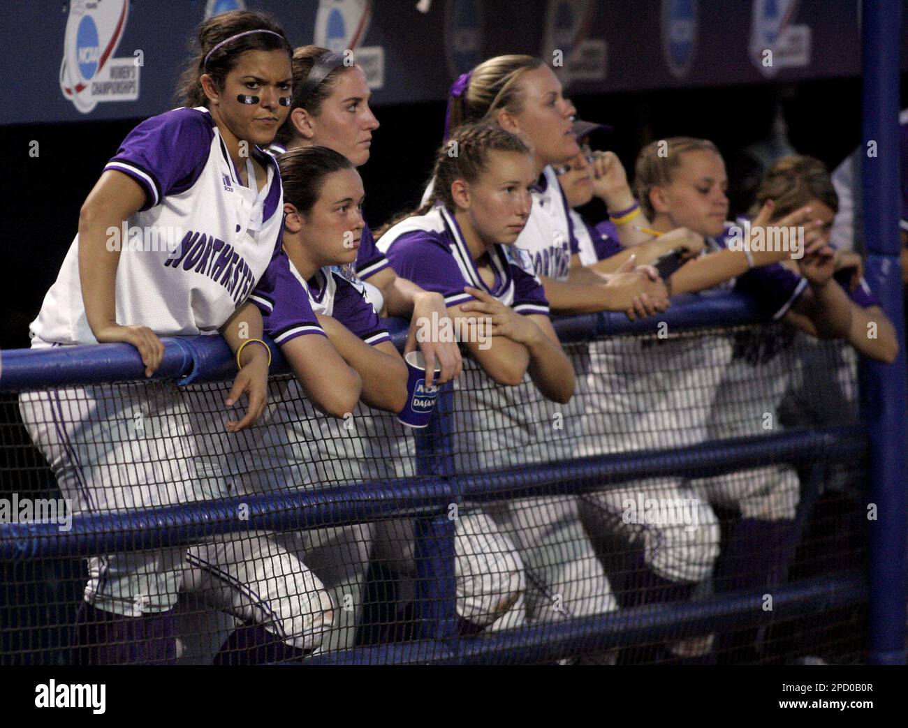 Northwestern players watch from the bench during their team's 8-0 loss to Arizona in Game 1 of the Women's College Softball World Series championship Monday, June 5, 2006, in Oklahoma City. (AP Photo/Sue Ogrocki) Banque D'Images