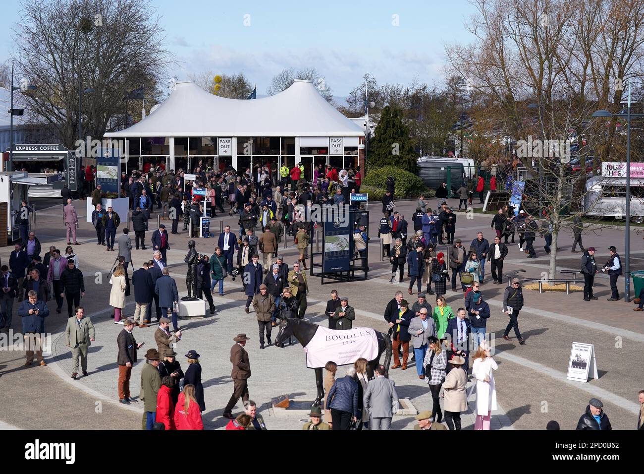 Les Racegoers arrivent le premier jour du Cheltenham Festival à l'hippodrome de Cheltenham. Date de la photo: Mardi 14 mars 2023. Banque D'Images