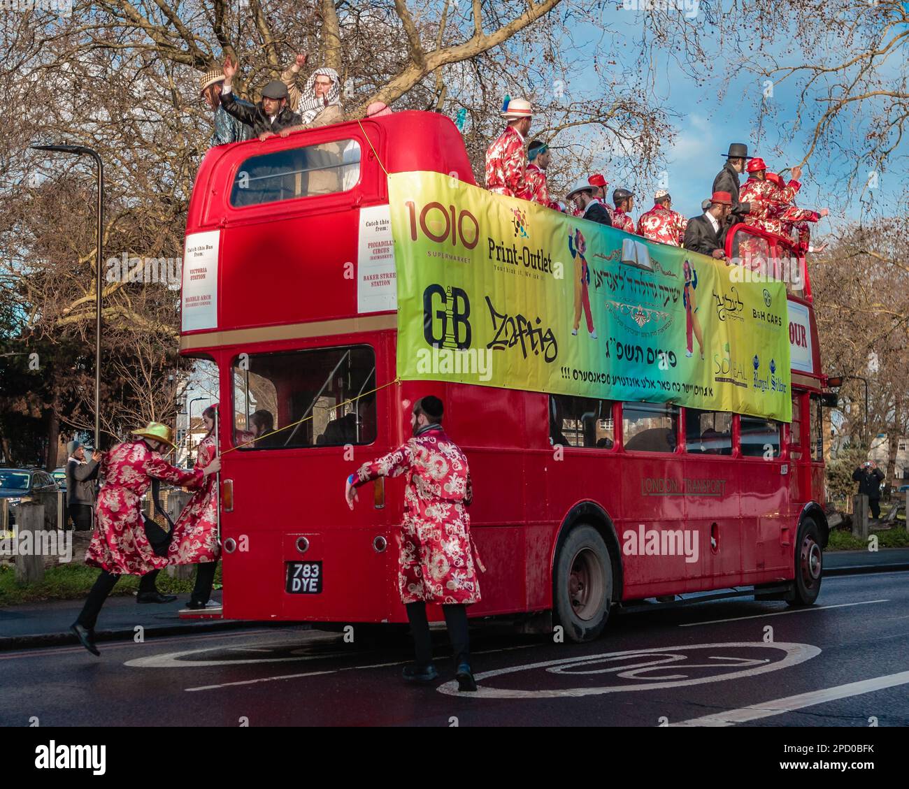 Le bus de fête Purim à Stamford Hill à Londres. Banque D'Images