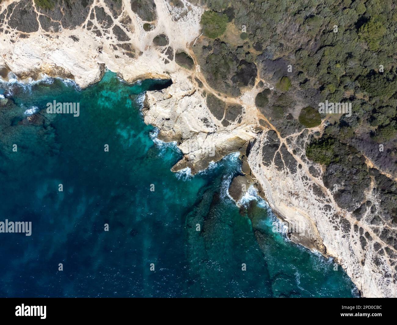 Tir de drone sur le cap Kamenjak, une zone naturelle protégée à l'extrémité sud de la péninsule d'Istrie en Croatie, en Europe Banque D'Images