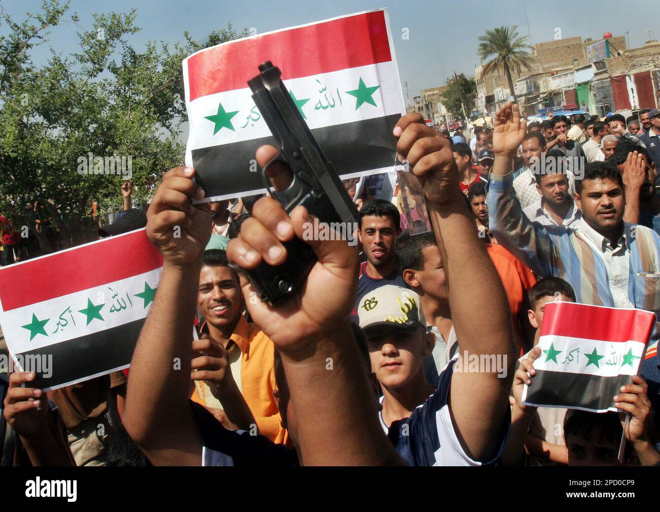 Thousands of Shiite supporters of radical Shiite cleric Muqtada al-Sadr demonstrate in the Shula district of Baghdad, Iraq Monday, June 5, 2006 in protest against an alleged raid by U.S. forces on one of al-Sadr's offices in Baghdad, and demanding the release of al-Sadr followers. (AP Photo/Hadi Mizban) Banque D'Images