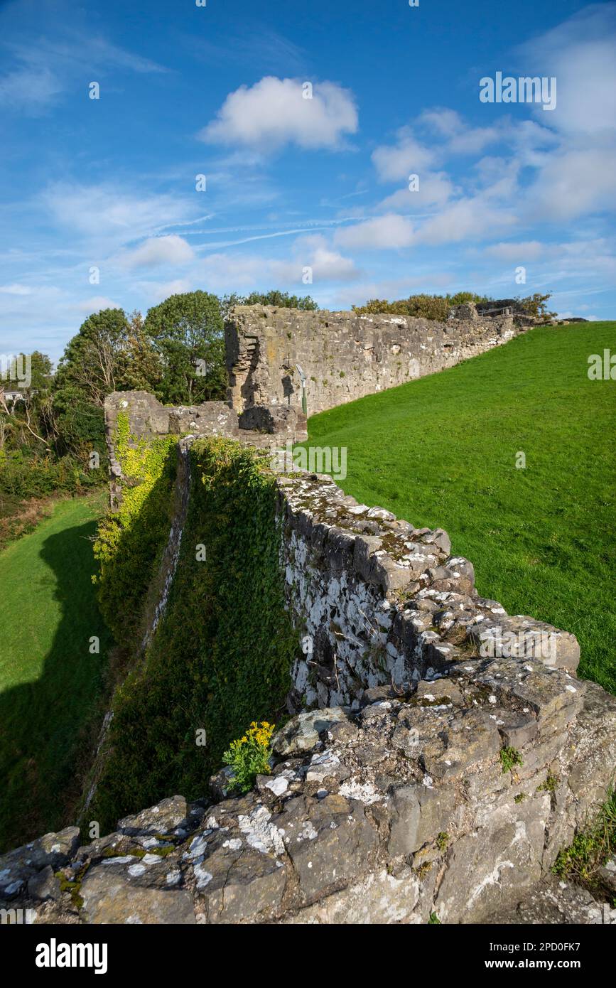 Vieux murs au bord de la rivière Clwyd au château de Rhuddlan, Denbighshire, au nord du pays de Galles. Banque D'Images