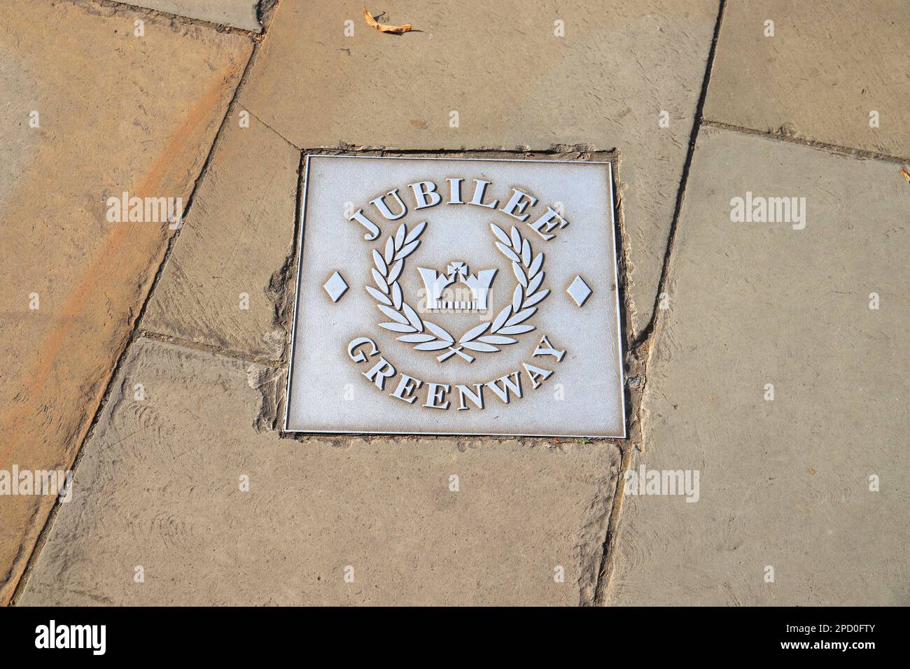 LONDRES, Royaume-Uni - 13 JUILLET 2019 : marquage Jubilee Greenway Pavel à Londres, Royaume-Uni. Jubilee Greenway est une route à pied et à vélo à Londres. Banque D'Images