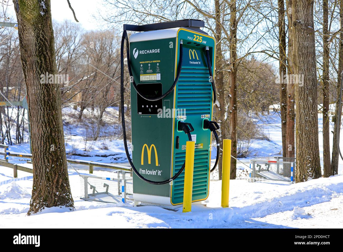 Rechargez le chargeur haute puissance de 225 kW pour les véhicules électriques au McDonalds. Collaboration entre McDonald's et recharge. Salo, Finlande. 12 mars 2023. Banque D'Images