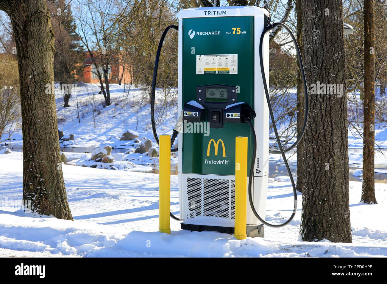 Rechargez le chargeur rapide pour les véhicules électriques au McDonalds. Collaboration entre McDonald's et recharge. Salo, Finlande. 12 mars 2023. Banque D'Images
