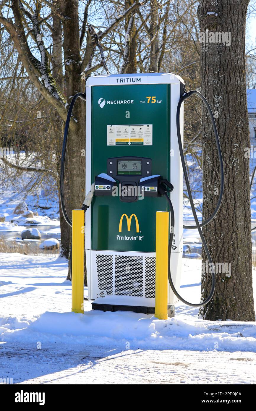Rechargez le chargeur rapide pour les véhicules électriques au McDonalds. Collaboration entre McDonald's et recharge. Salo, Finlande. 12 mars 2023. Banque D'Images