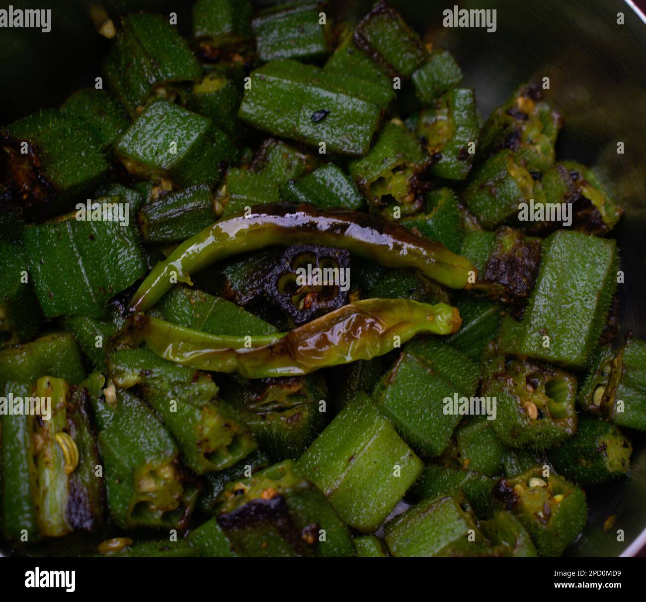 Femme doigt avec le piment vert Fry Photographie paysage Banque D'Images