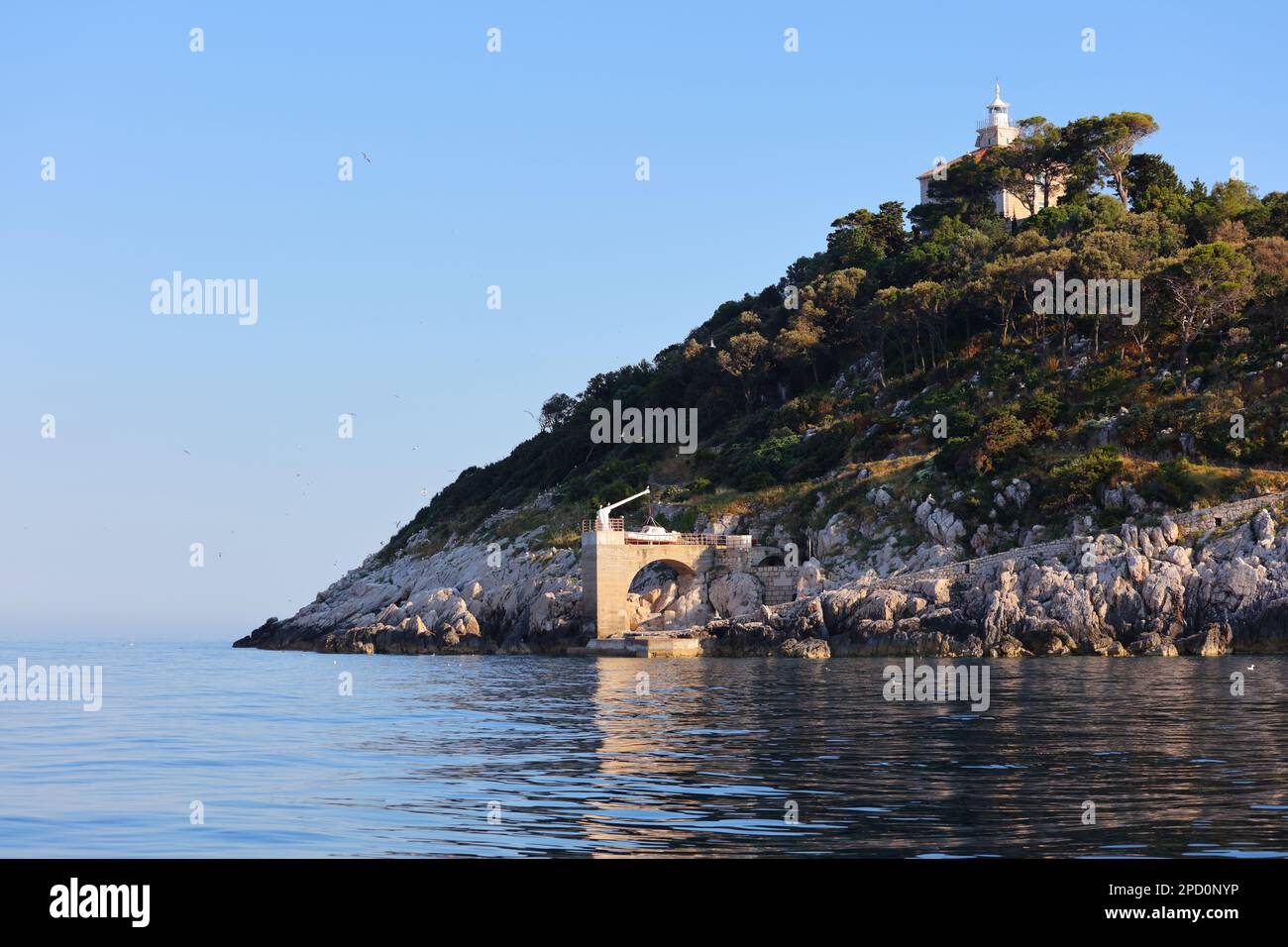 Île inhabitée sur la mer Adriatique.Phare de Susac près de l'île de Lastovo en Croatie. Banque D'Images