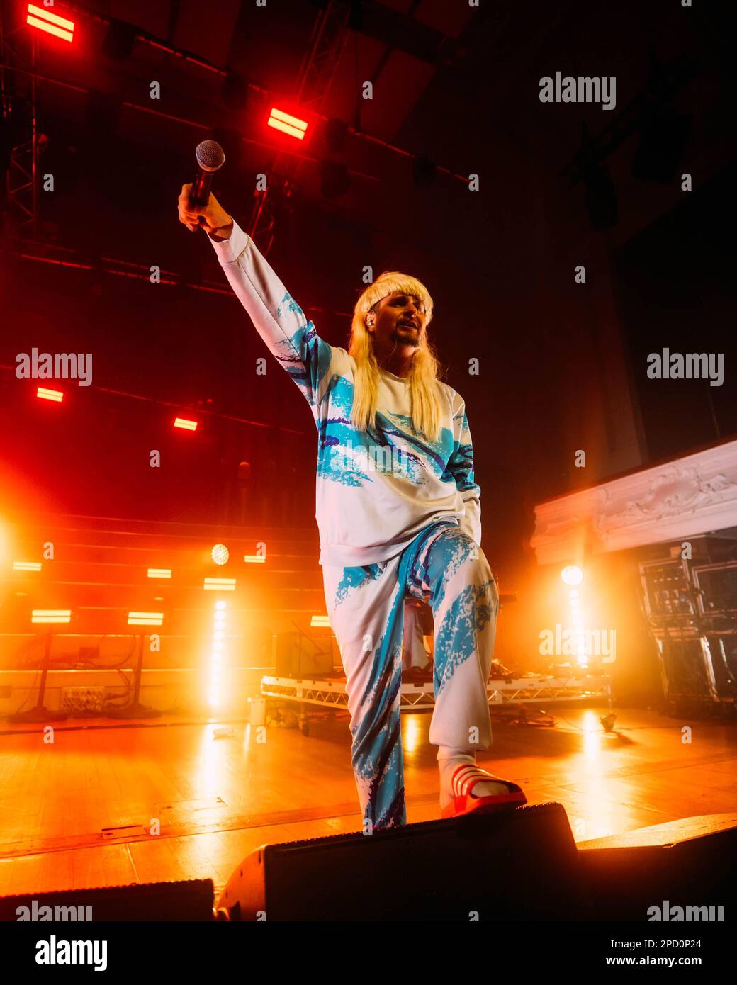 Découvrez l'énergie explosive de la représentation d'Oliver Tree à Auckland, capturée sur cette photo époustouflante. Idéal pour les publications musicales et les sites. Banque D'Images