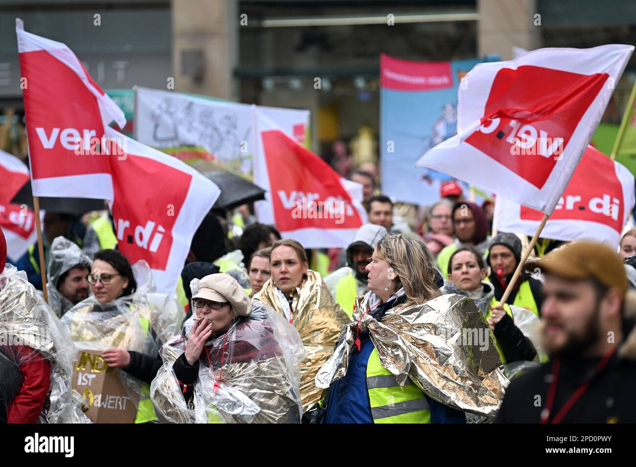 Düsseldorf, Allemagne. 14th mars 2023. Les grévistes défilent dans le centre-ville avec des drapeaux et des bannières Verdi. Dans le conflit de la négociation collective dans le secteur public, Verdi poursuit ses grèves d'avertissement cette semaine, en se concentrant sur les cliniques municipales. Credit: Federico Gambarini/dpa/Alay Live News Banque D'Images