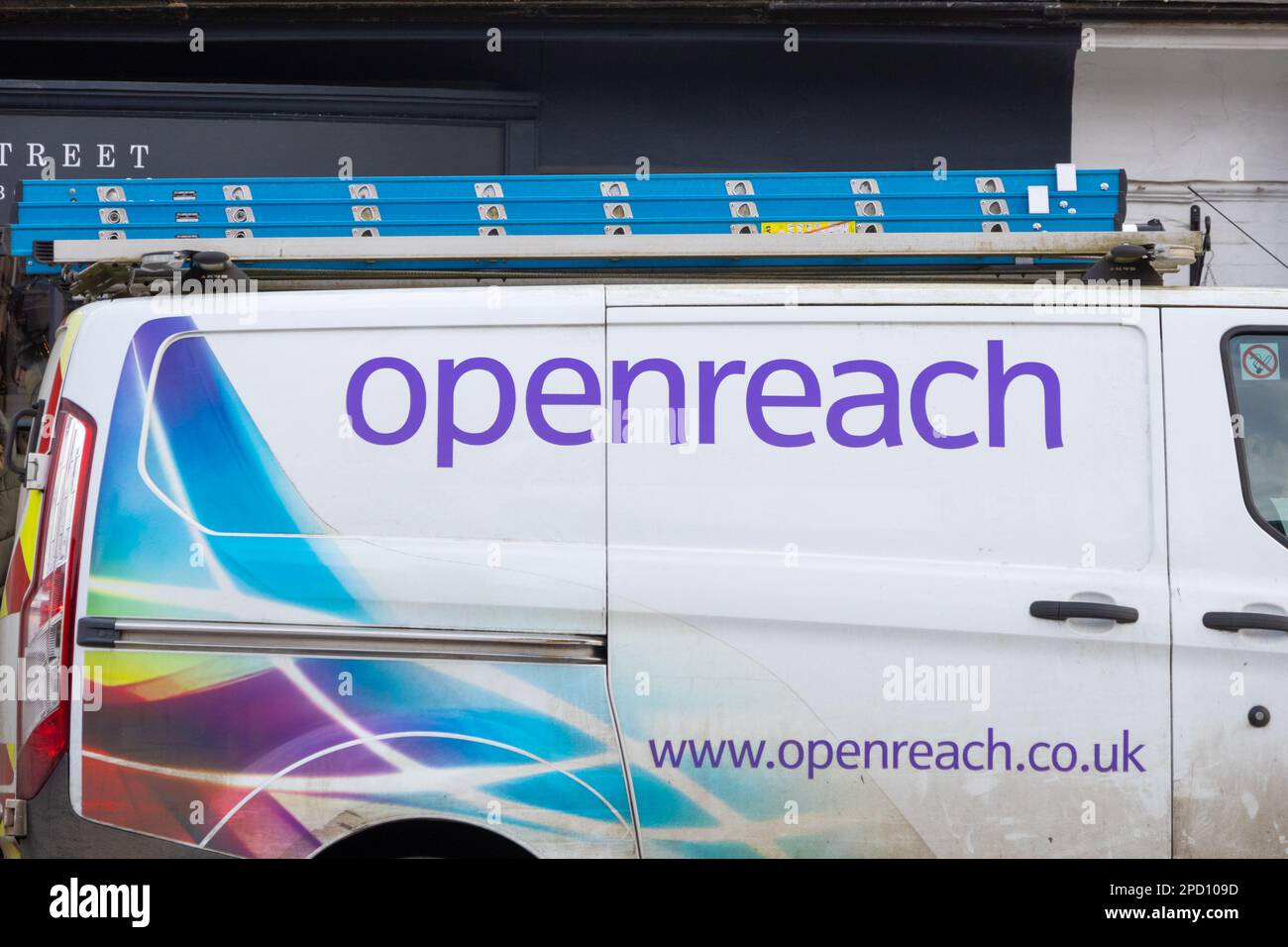 Camionnette Openreach garée dans la rue haute de la ville de Tenterden, Kent, Royaume-Uni Banque D'Images