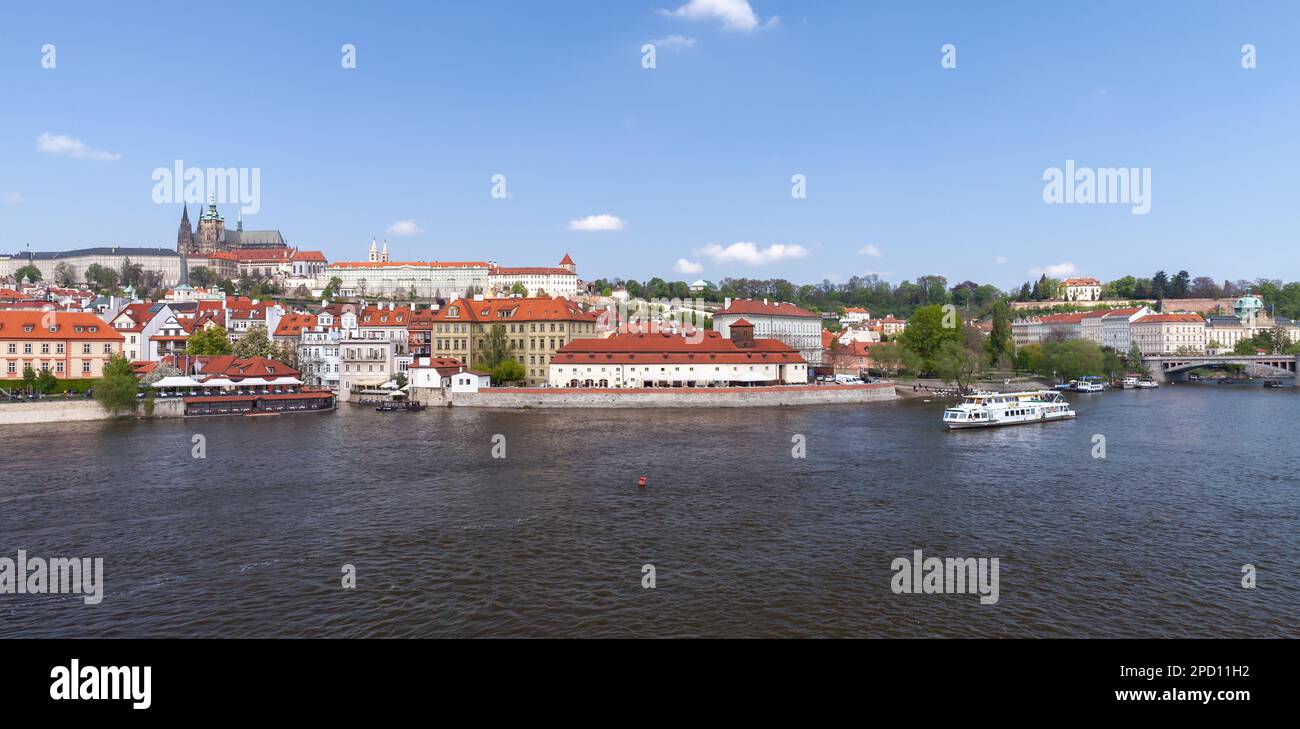 Prague, République Tchèque - 30 avril 2017 : vue sur l'ancienne Prague par temps ensoleillé, côte de la Vltava Banque D'Images