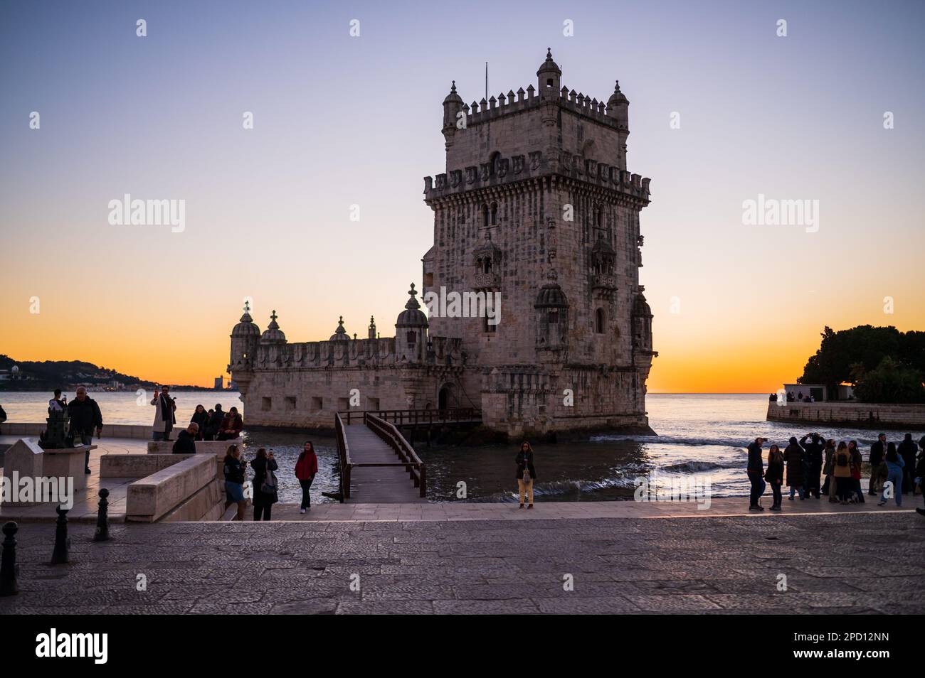 Les gens apprécient un magnifique coucher de soleil depuis la tour Belem ou la tour St Vincent sur les rives du Tage, Lisbonne, Portugal Banque D'Images