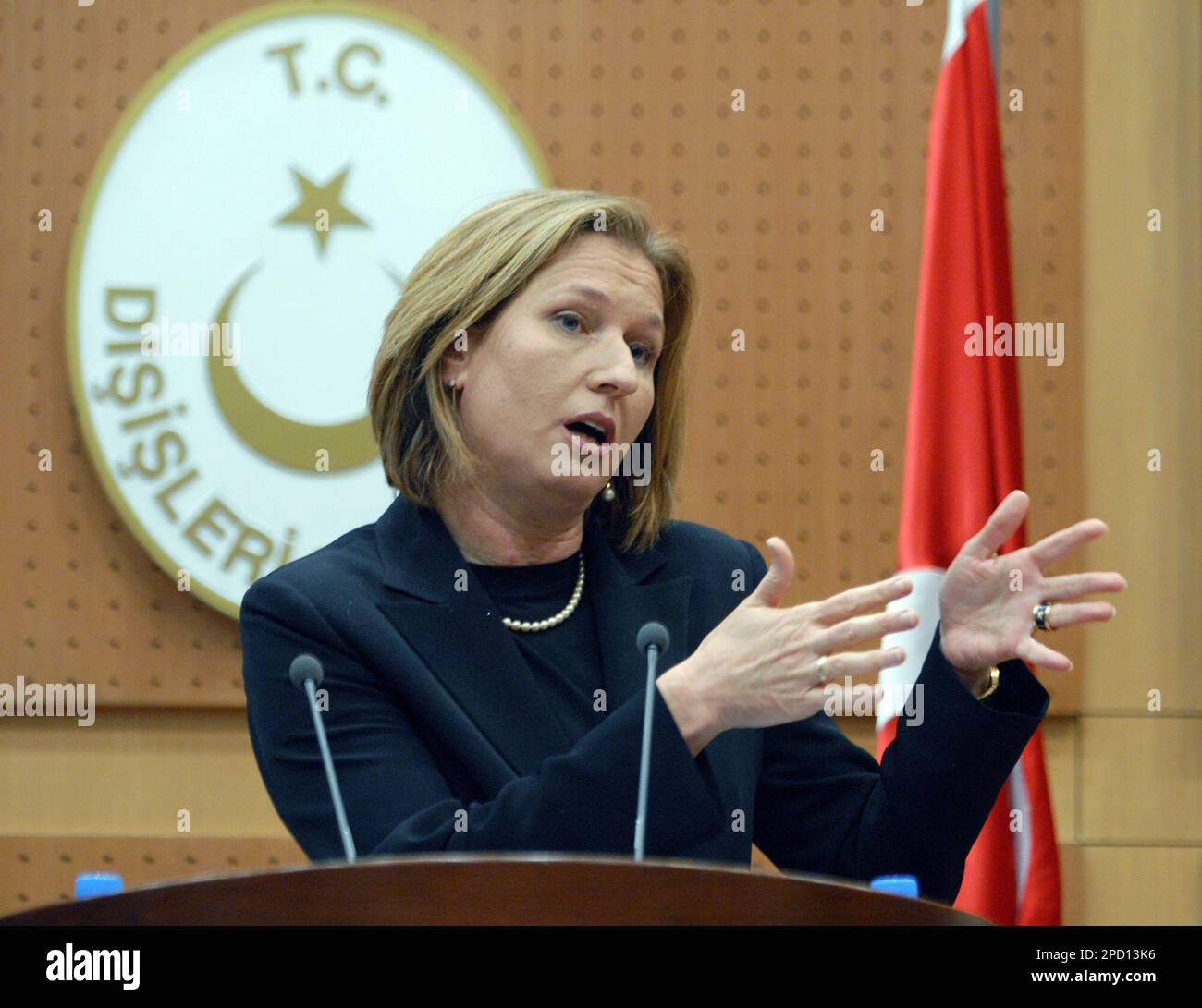 Israeli Foreign Minister Tzipi Livni speaks to the media during a joint news conference with her Turkish counterpart Abdullah Gul, unseen, after their meeting in Ankara, Monday, May 29, 2006. Livni called on Turkey and the international community to support Israel's vision for a two-state solution in which it would unilaterally draw final borders with Palestinians. (AP Photo) Banque D'Images