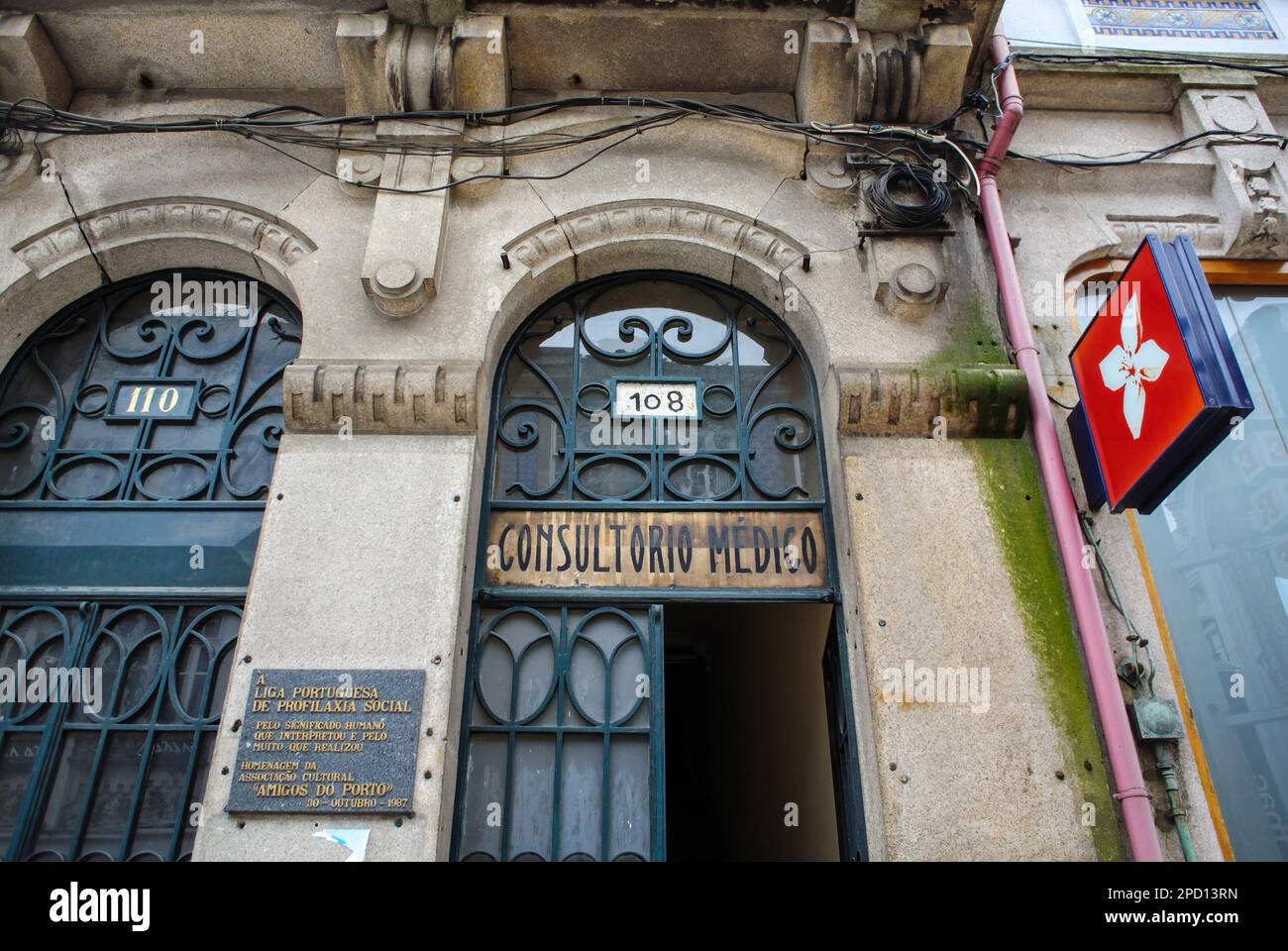 Porto, Portugal - 3 juin 2014 : entrée principale du bureau des médecins avec une grande inscription sur la façade Consultorio Medico dans le centre du Portugal Banque D'Images