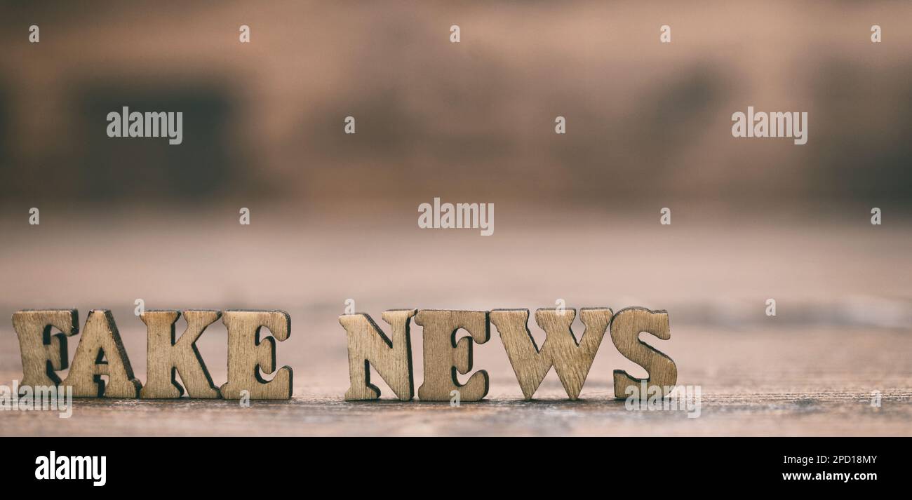 Fausses nouvelles lettres en bois sur un fond en bois. Fausses nouvelles comme une forme de nouvelles consistant en désinformation délibérée ou canulars répartis par le biais de traditionnel Banque D'Images