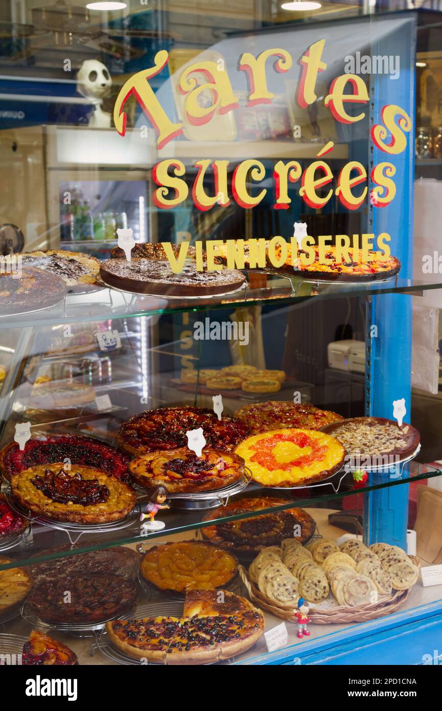 Gâteaux et tartes aux fruits présentés dans la vitrine d'une pâtisserie, Montmartre, Paris France Banque D'Images