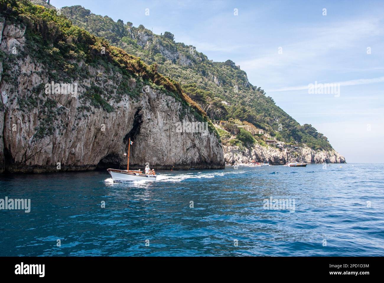 Bateaux et barques à l'entrée de la Grotte Bleue, Capri, Italie Banque D'Images