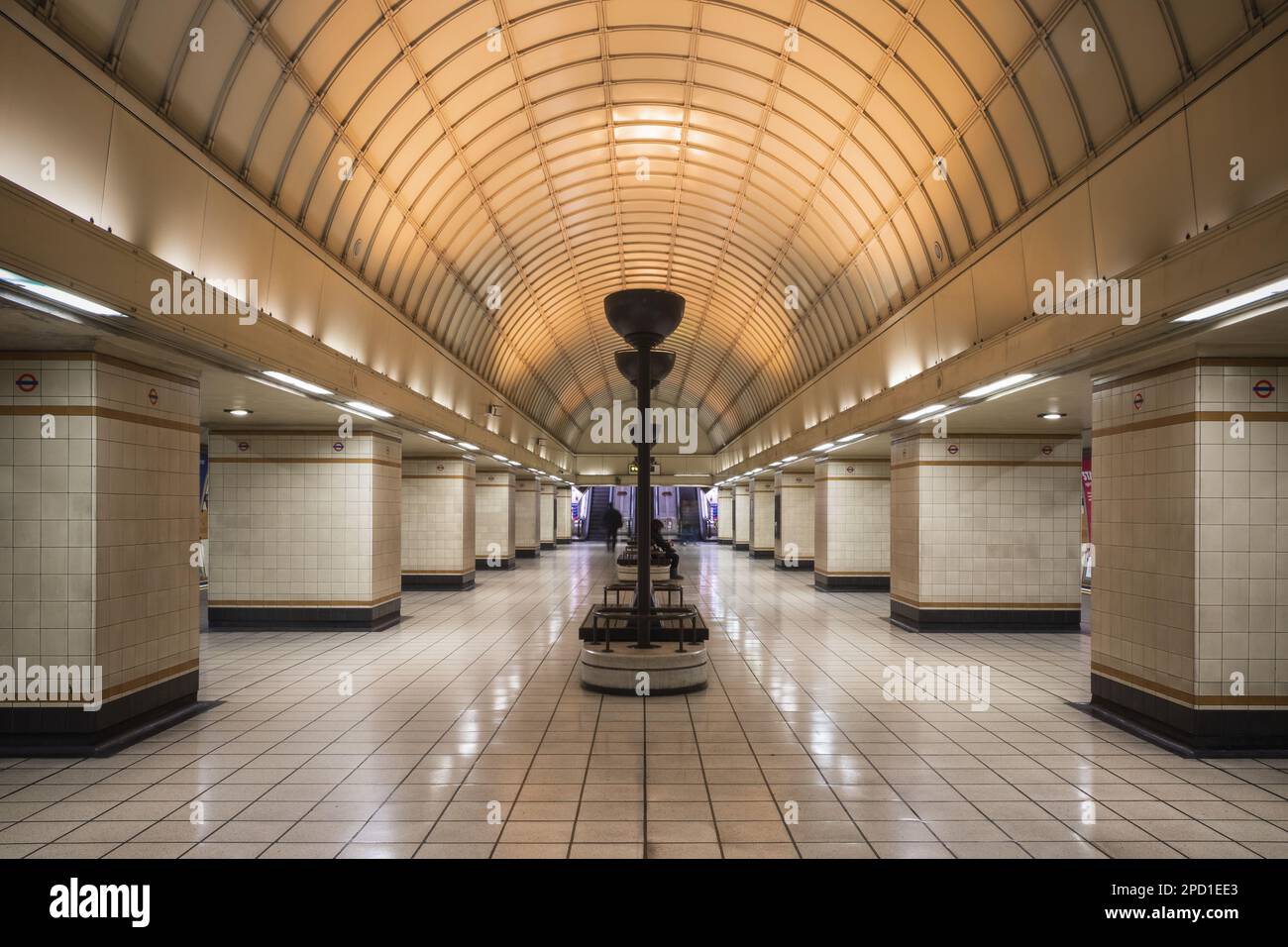 Le concourse inférieur de la station de métro Gants Hill de Londres Banque D'Images