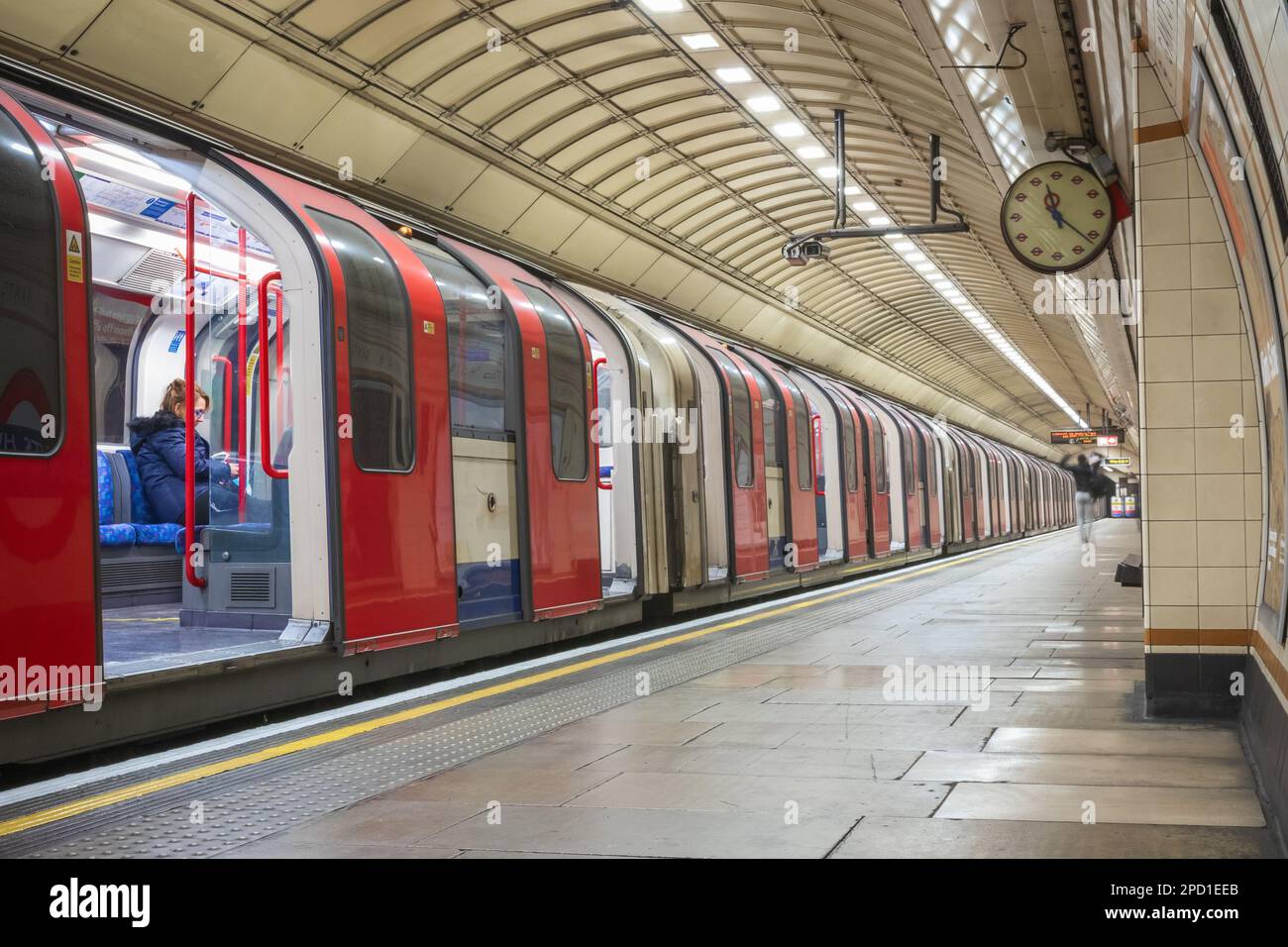 Londres, Royaume-Uni - 15 janvier 2023 - train en attente de départ à la plate-forme de la station de métro de Londres (Gants Hill) Banque D'Images