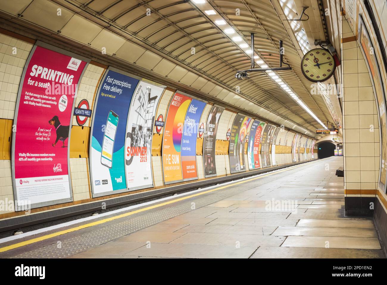 Londres, Royaume-Uni - 15 janvier 2023 - plate-forme vide à la station de métro Gants Hill de Londres Banque D'Images