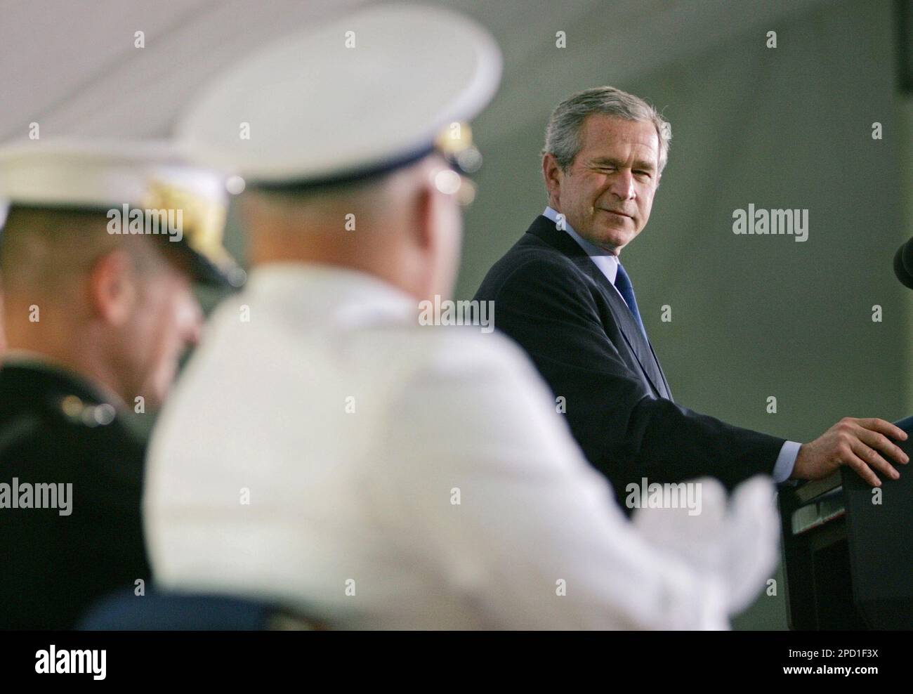 President Bush, right, looks over and winks to Coast Guard Admiral Thad W. Allen, left, as he speaks during the Change of Command Ceremony for Commandant of the United States Coast Guard at Fort Lesley J. McNair, Thursday, May 25, 2006, in Washington. (AP Photo/Pablo Martinez Monsivais) Banque D'Images